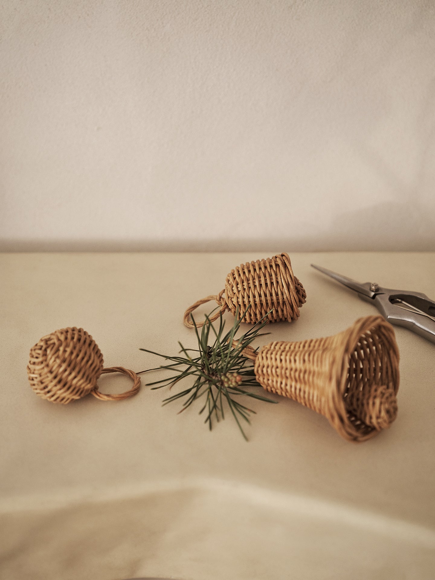 BELL set van rieten kerstballen