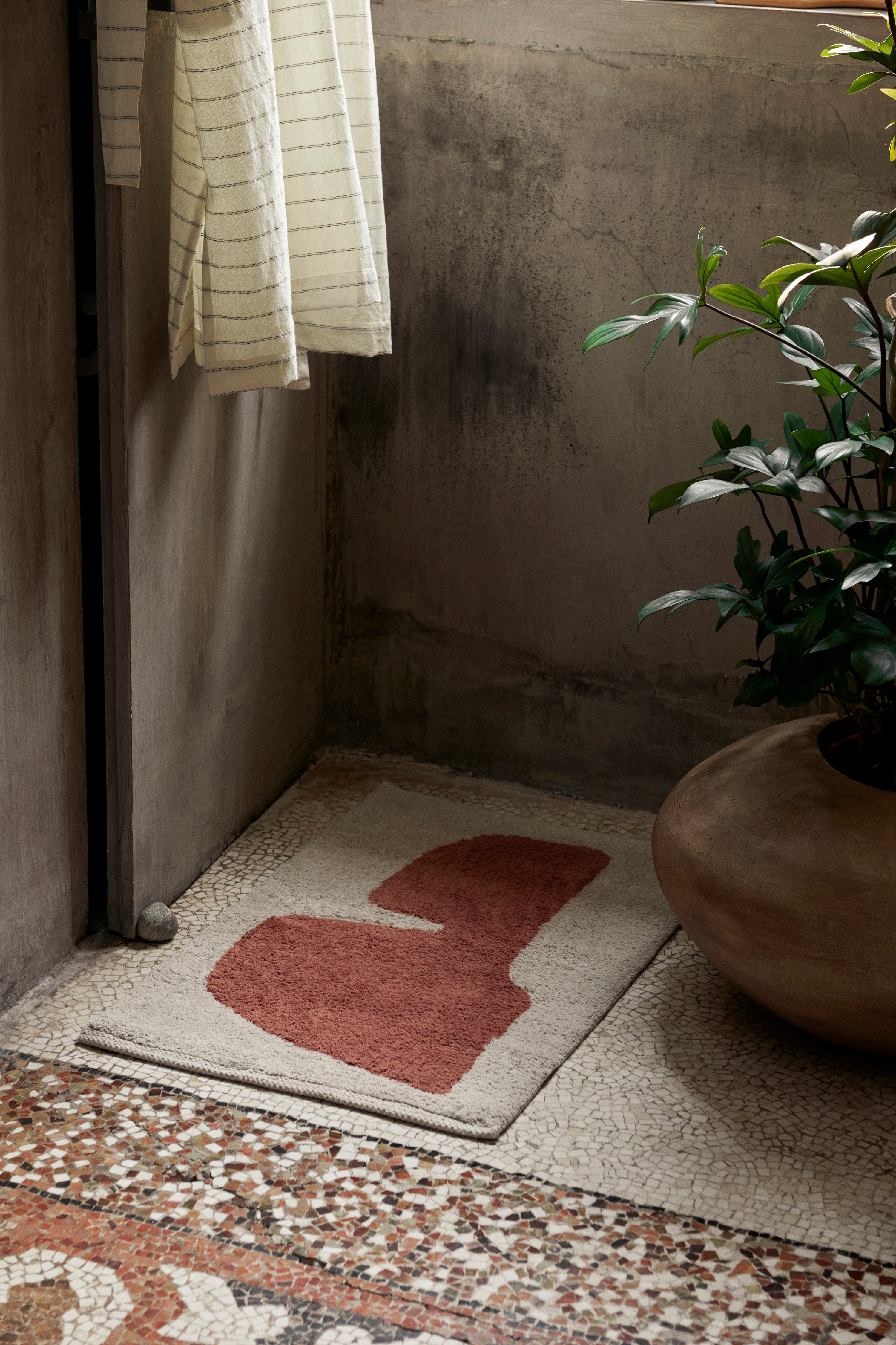 LAY WASHABLE rug in rust with beige