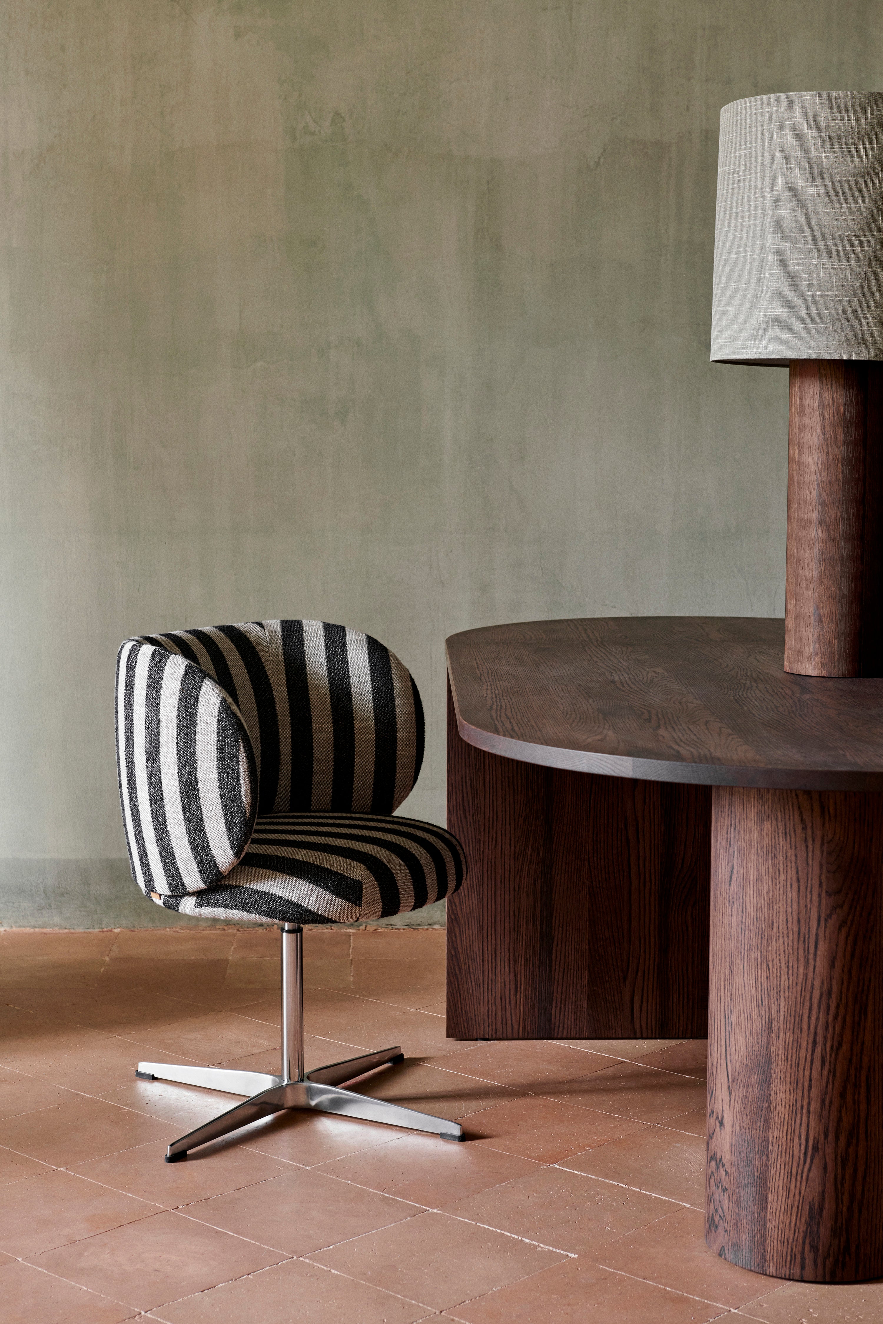 Office chair with armrests and wheeled base RICO CASTORS Louisiana sand with broken white