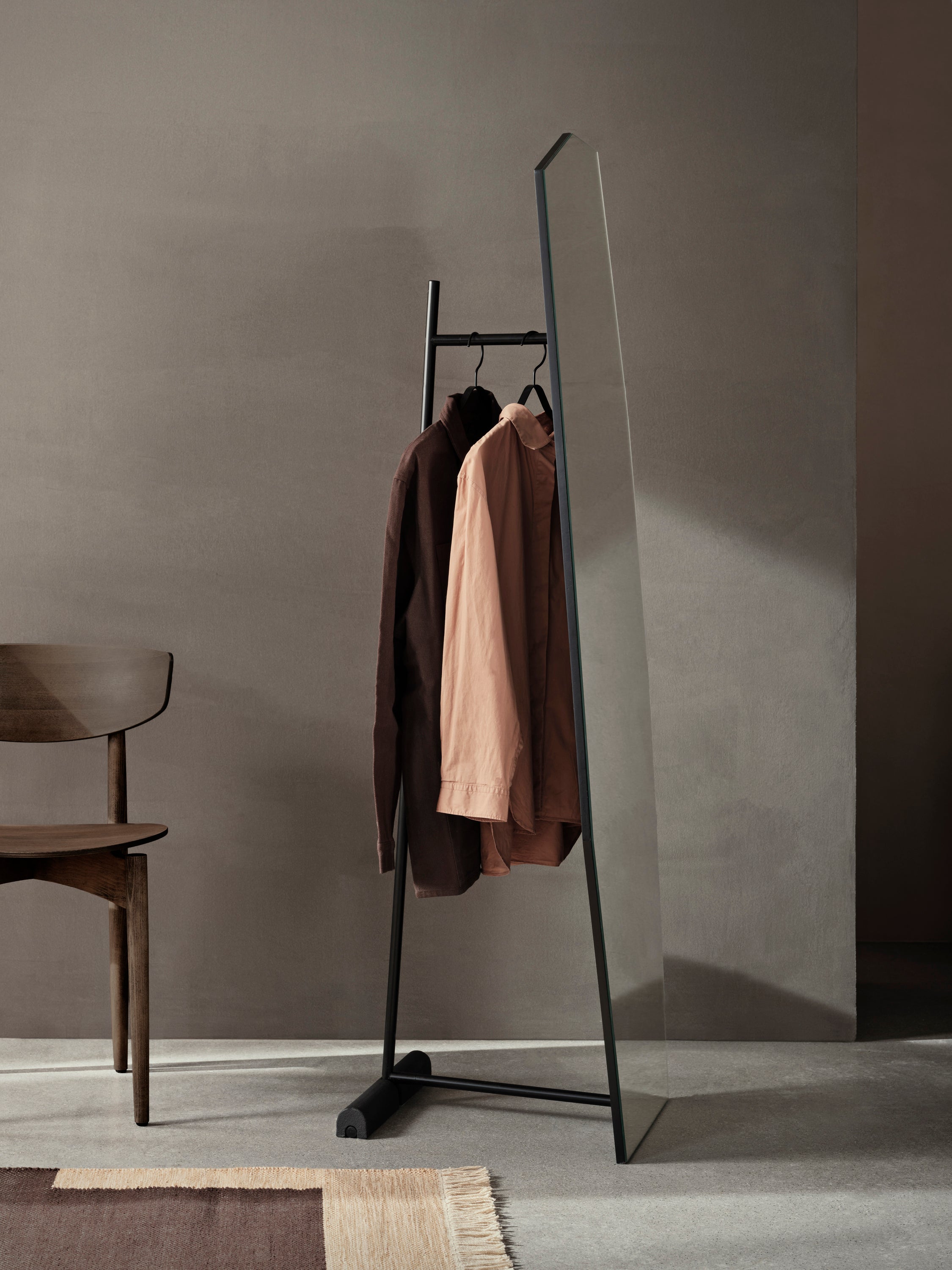 Lustro staand SHARD VRIJSTAAND zwarte lijst