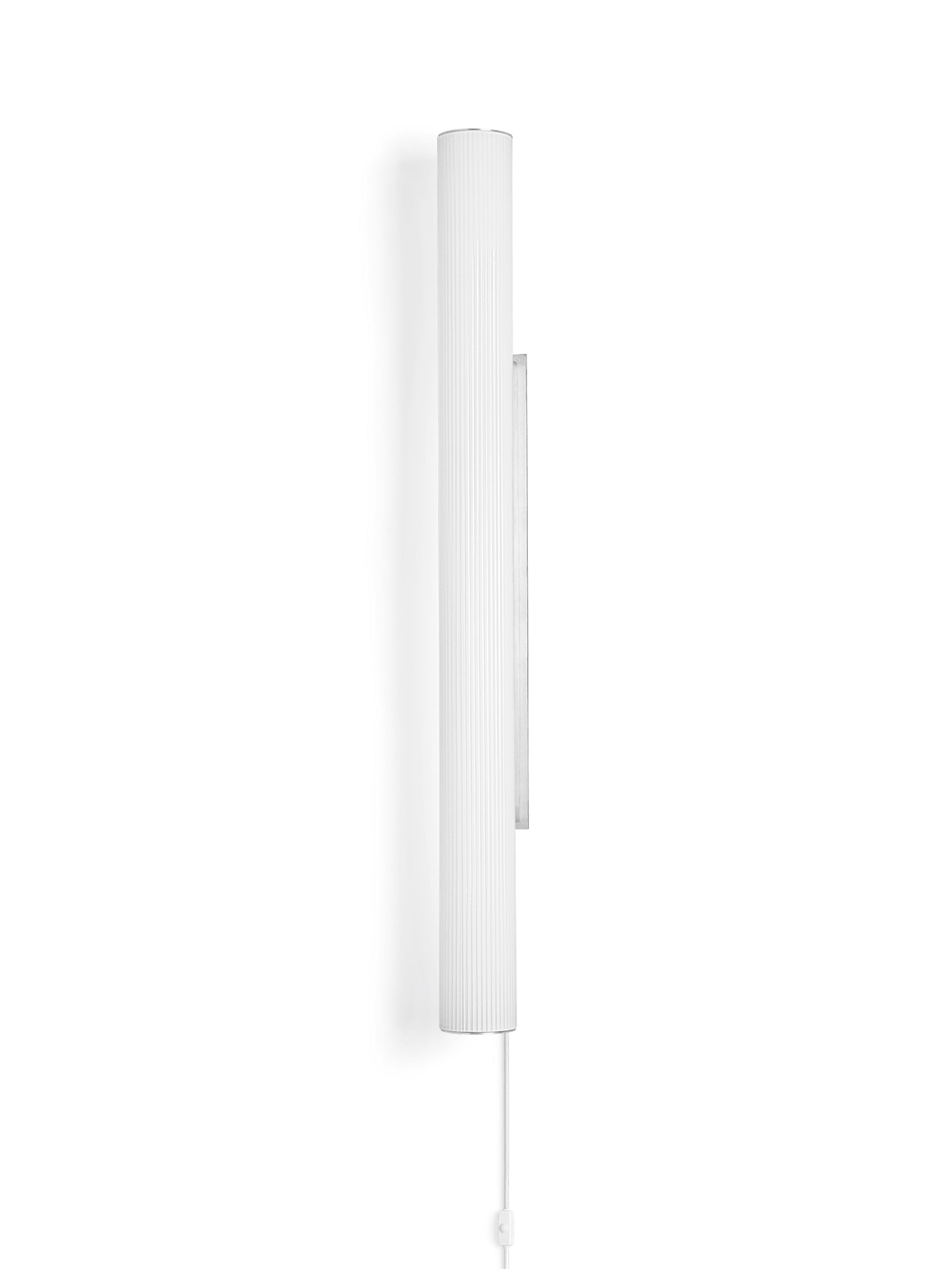 VUELTA LONG wall lamp in white with a steel finish