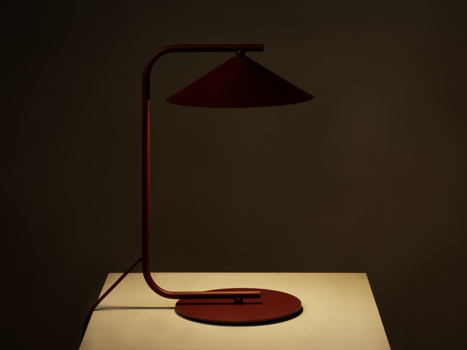 Lampa stołowa NOCTE bordowy – aranżacja wnętrza
