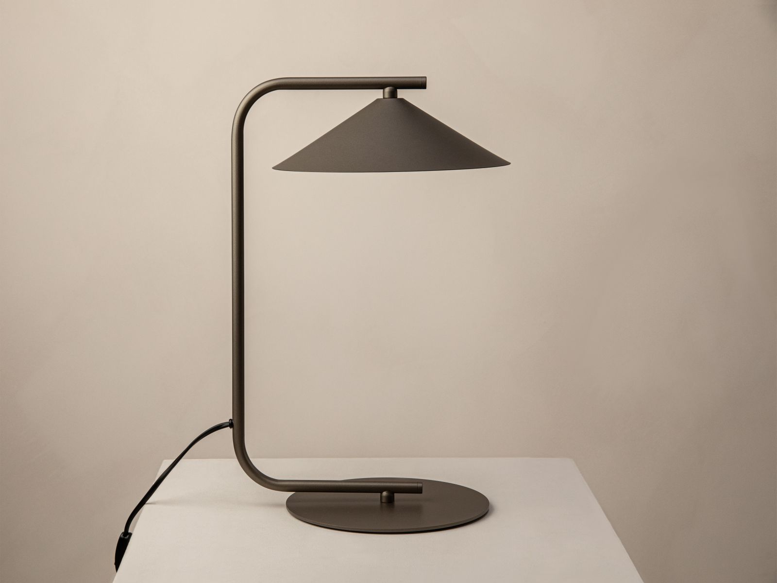 Lampa stołowa NOCTE brązowy – detal klosza