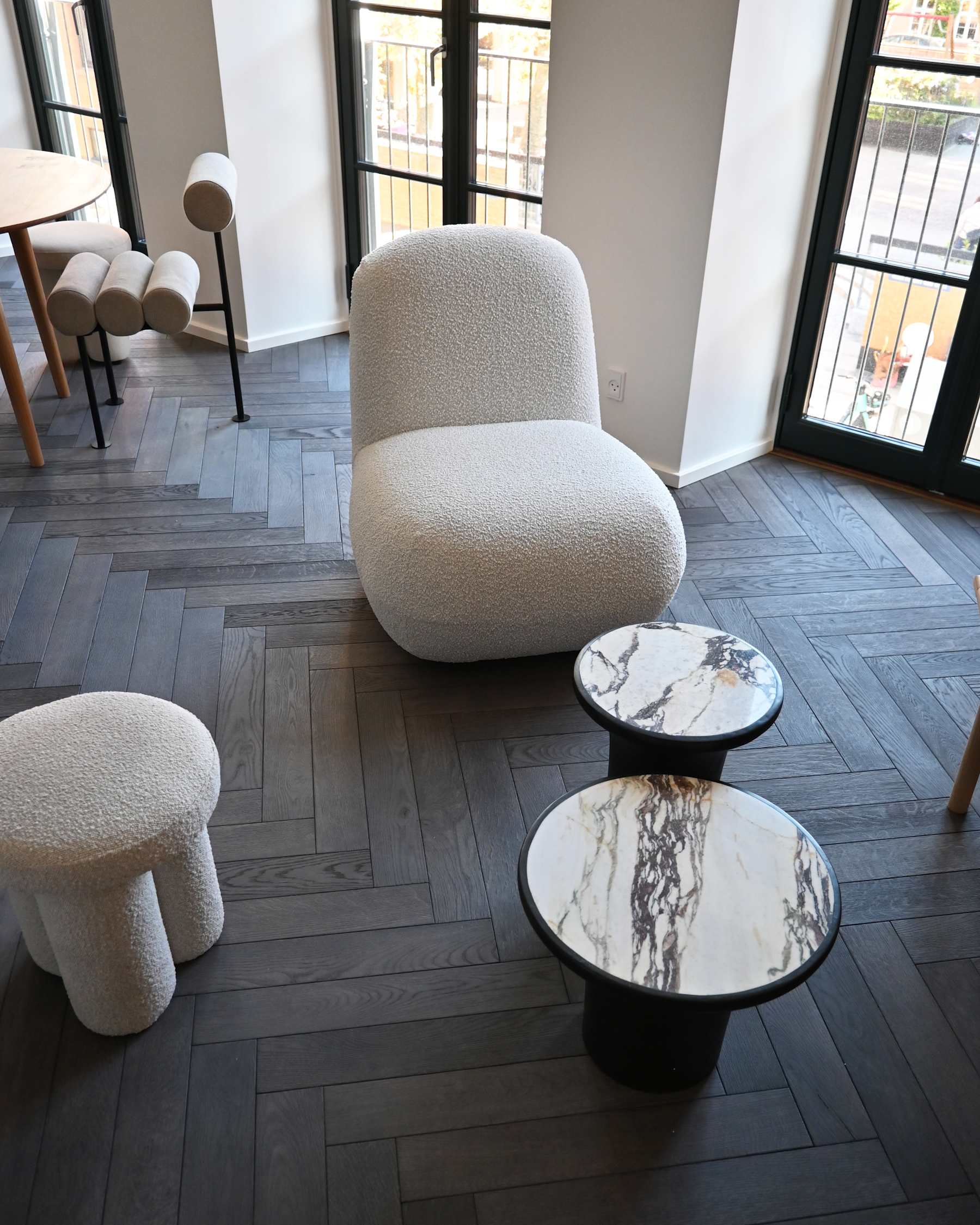 TRUMPET Couchtisch aus Beton mit Marmor