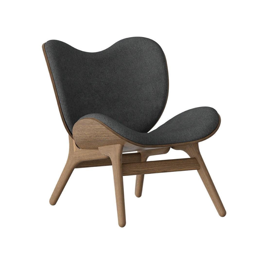 Fotel CONVERSATION PIECE antracytowy z ciemno dębową podstawą UMAGE Eye on Design