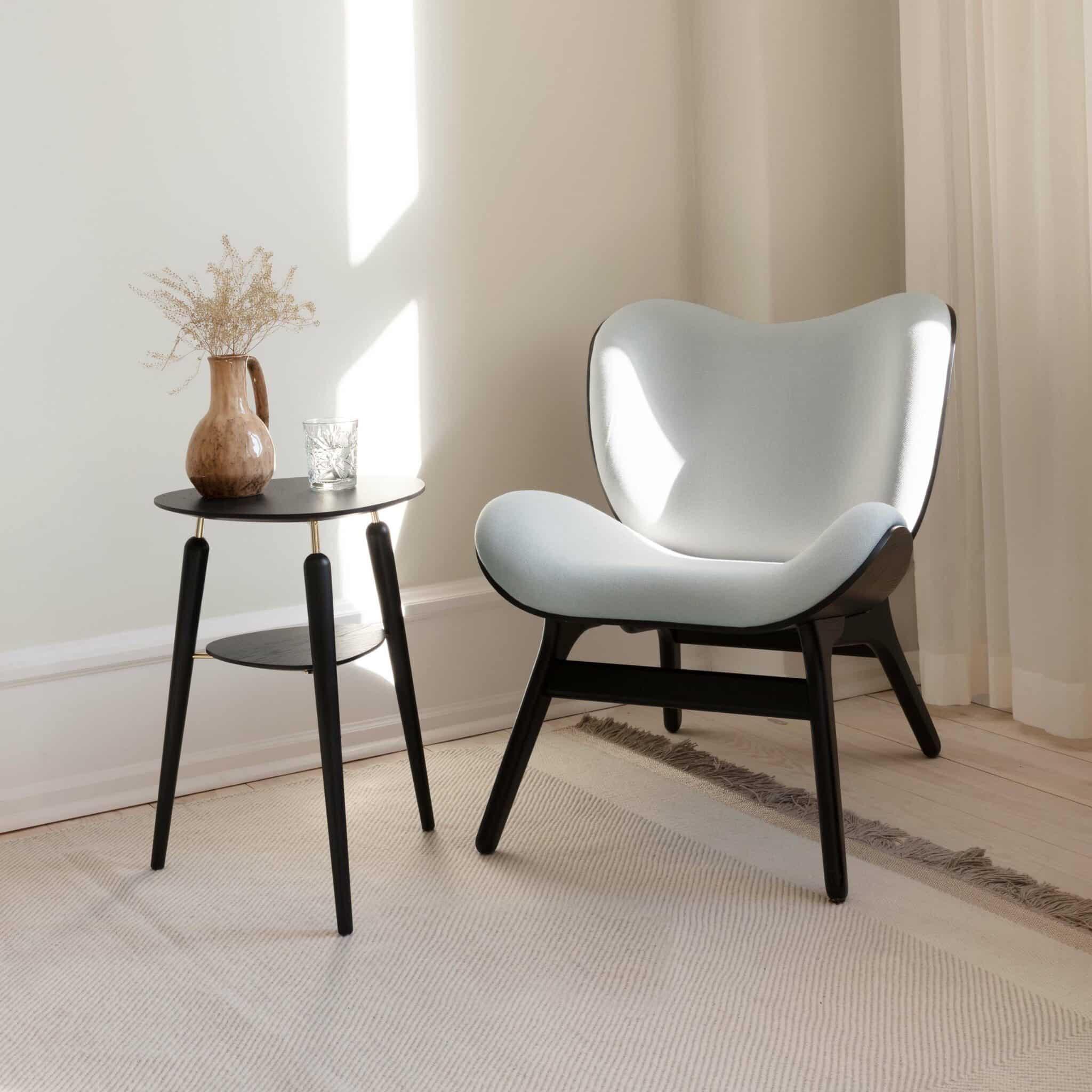 Fotel CONVERSATION PIECE antracytowy z czarną podstawą UMAGE Eye on Design