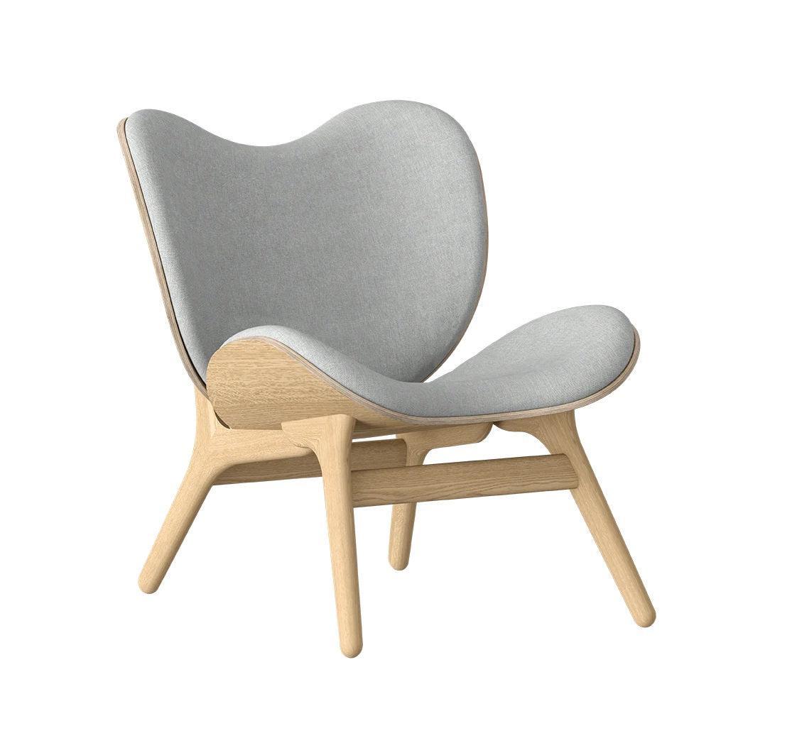 Fotel CONVERSATION PIECE baby blue z dębową podstawą UMAGE Eye on Design