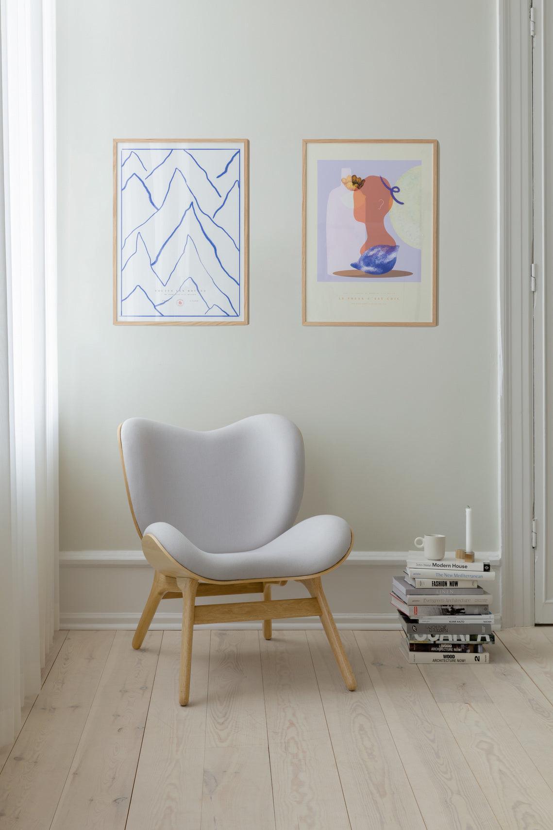 Fotel CONVERSATION PIECE baby blue z dębową podstawą UMAGE Eye on Design