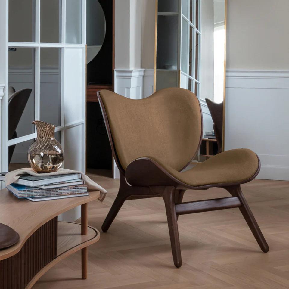 Fotel CONVERSATION PIECE karmelowy z ciemno dębową podstawą UMAGE Eye on Design
