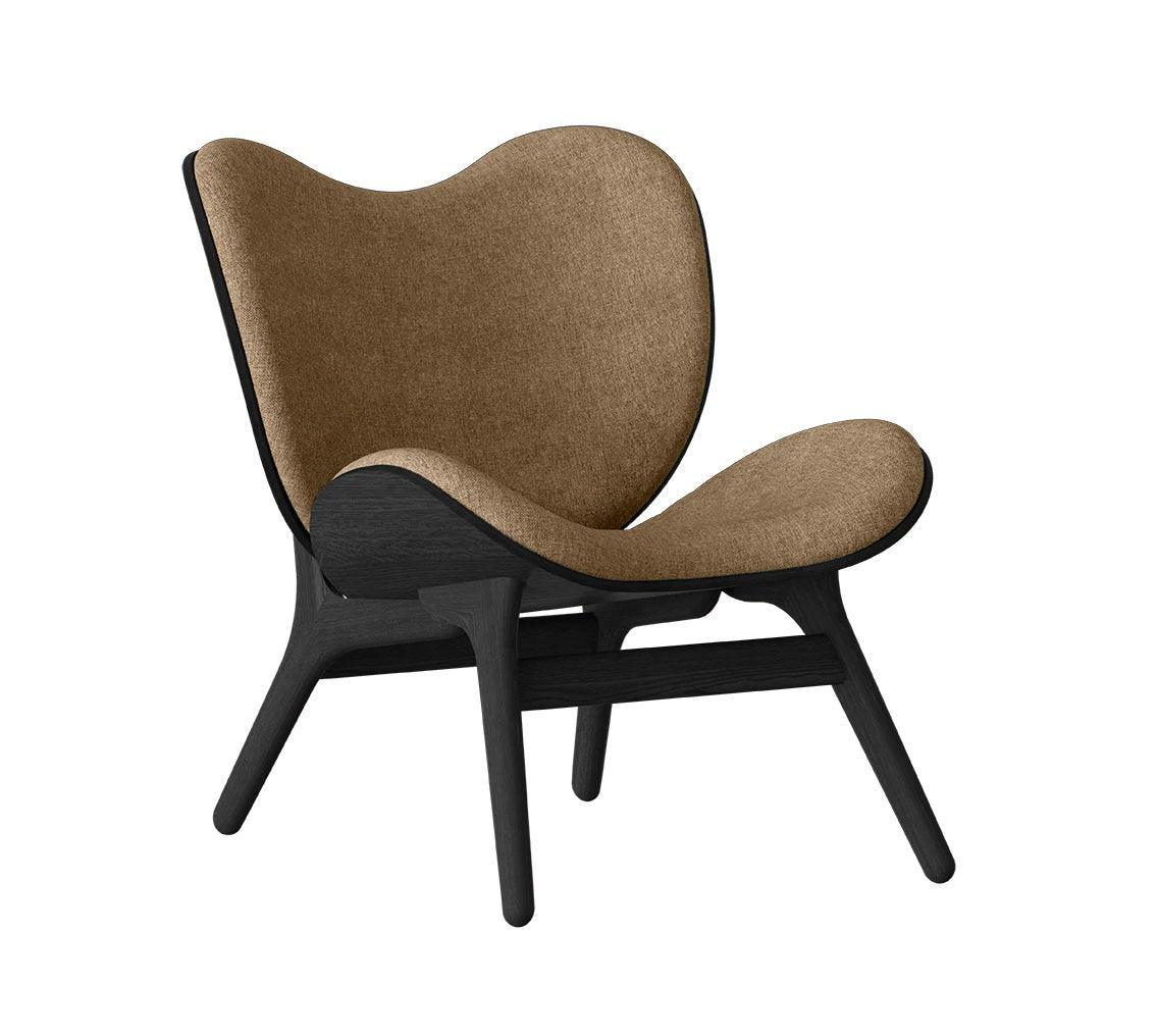 Fotel CONVERSATION PIECE karmelowy z czarną podstawą UMAGE Eye on Design