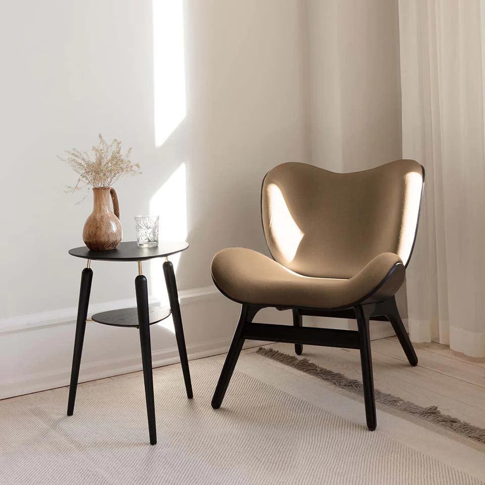 Fotel CONVERSATION PIECE karmelowy z czarną podstawą UMAGE Eye on Design