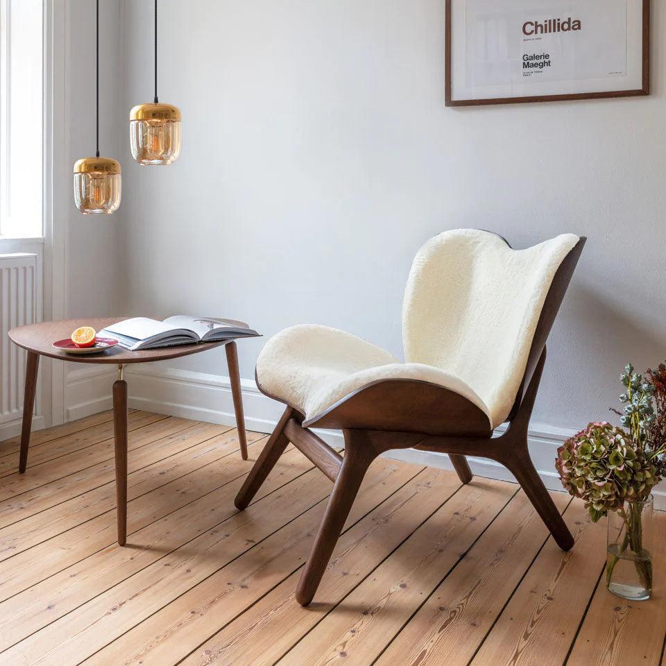 Fotel CONVERSATION PIECE kremowy plusz z ciemno dębową podstawą UMAGE Eye on Design