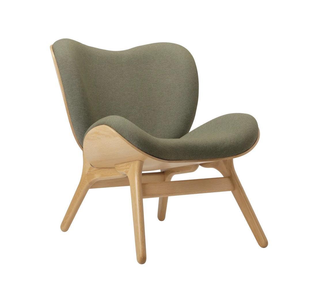 Fotel CONVERSATION PIECE szałwiowy z dębową podstawą UMAGE Eye on Design