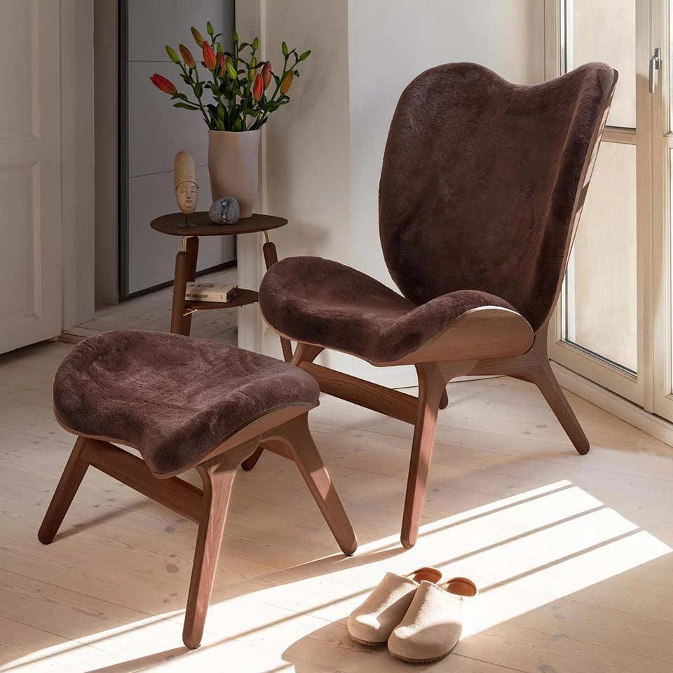 Fotel CONVERSATION PIECE TALL brązowy plusz z ciemno dębową podstawą UMAGE Eye on Design