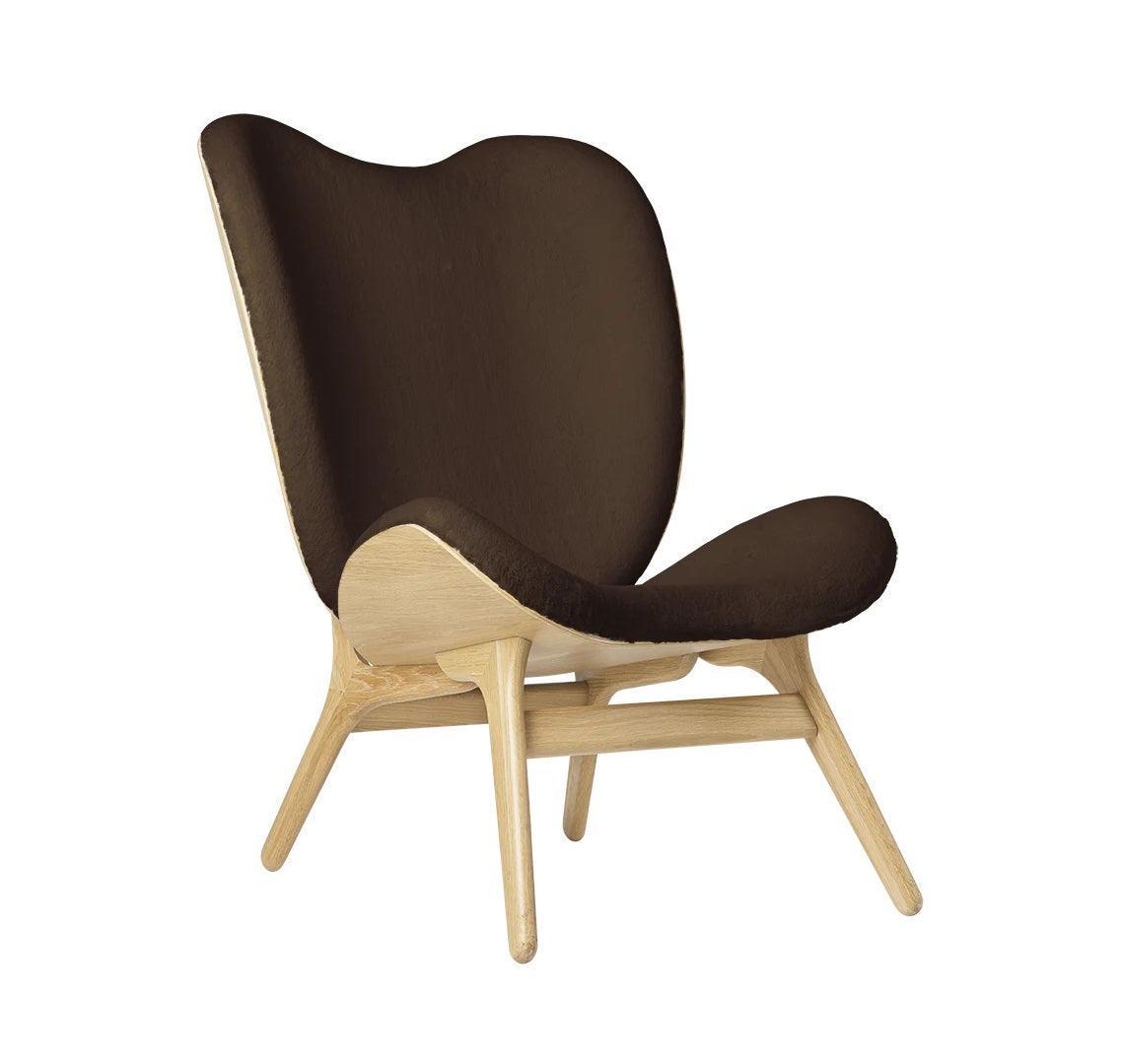 Fotel CONVERSATION PIECE TALL brązowy plusz z dębową podstawą UMAGE Eye on Design