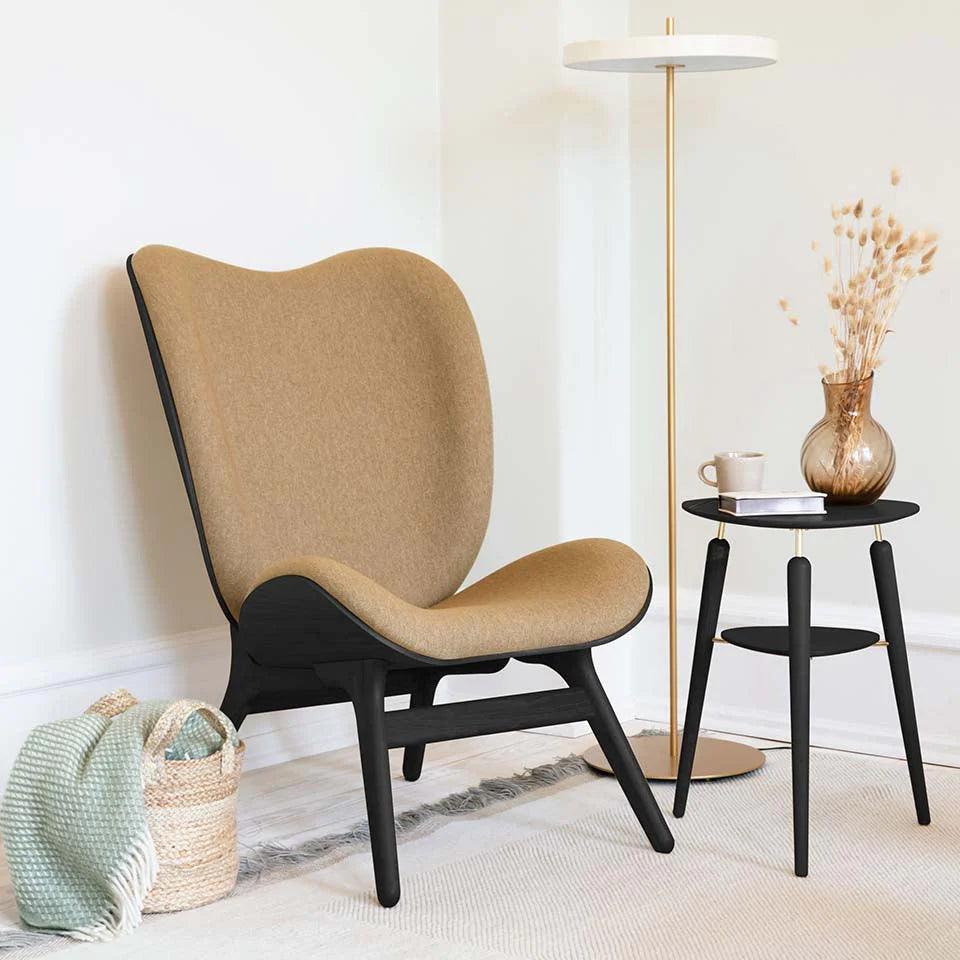 Fotel CONVERSATION PIECE TALL karmelowy z czarną podstawą UMAGE Eye on Design