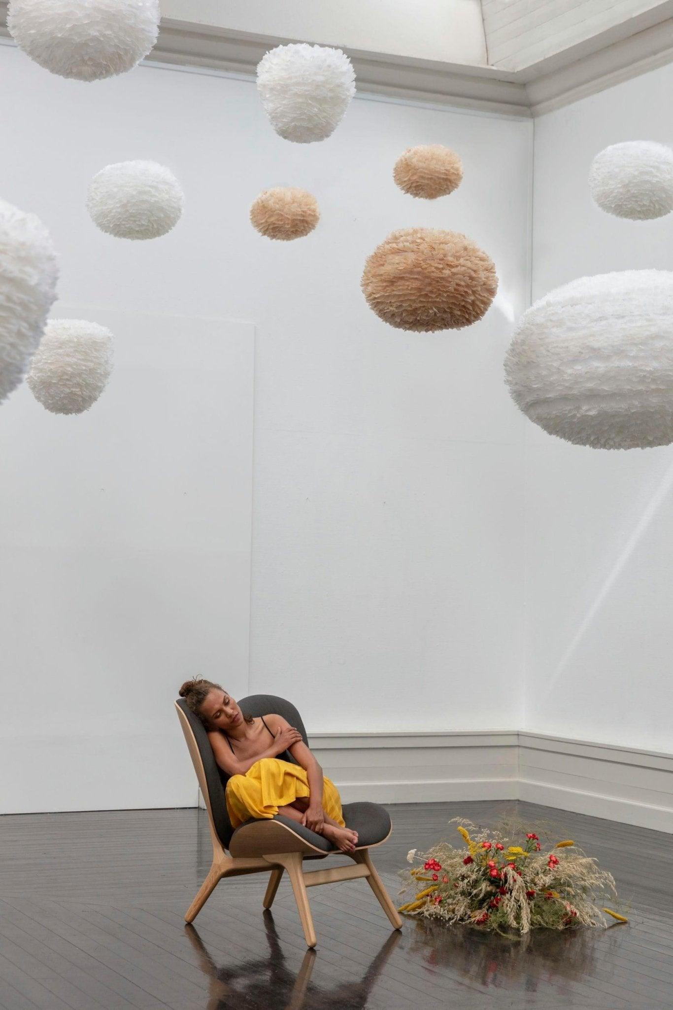 Fotel CONVERSATION PIECE TALL kawowy z ciemno dębową podstawą UMAGE Eye on Design