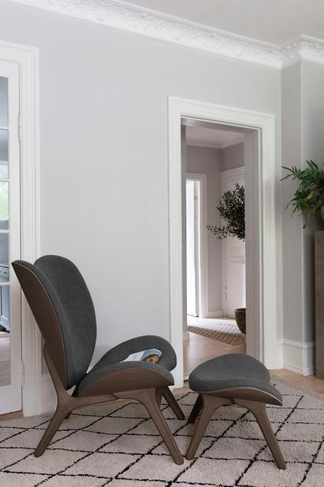 Fotel CONVERSATION PIECE TALL kawowy z ciemno dębową podstawą UMAGE Eye on Design