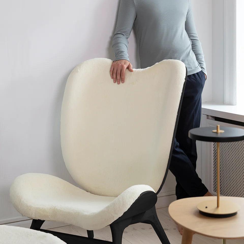 Fotel CONVERSATION PIECE TALL kremowy plusz z czarną podstawą UMAGE Eye on Design