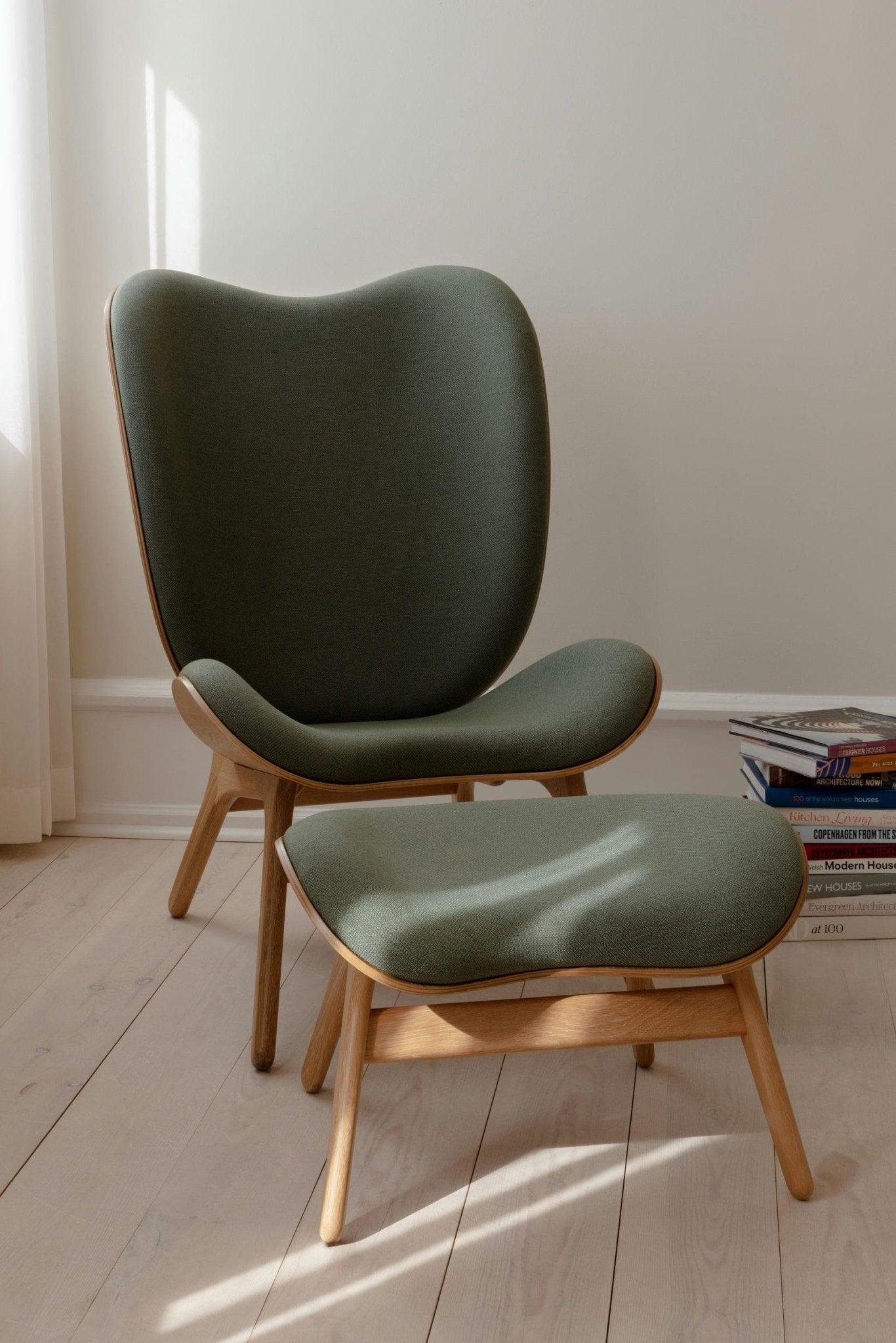 Fotel CONVERSATION PIECE TALL szałwiowy z dębową podstawą UMAGE Eye on Design