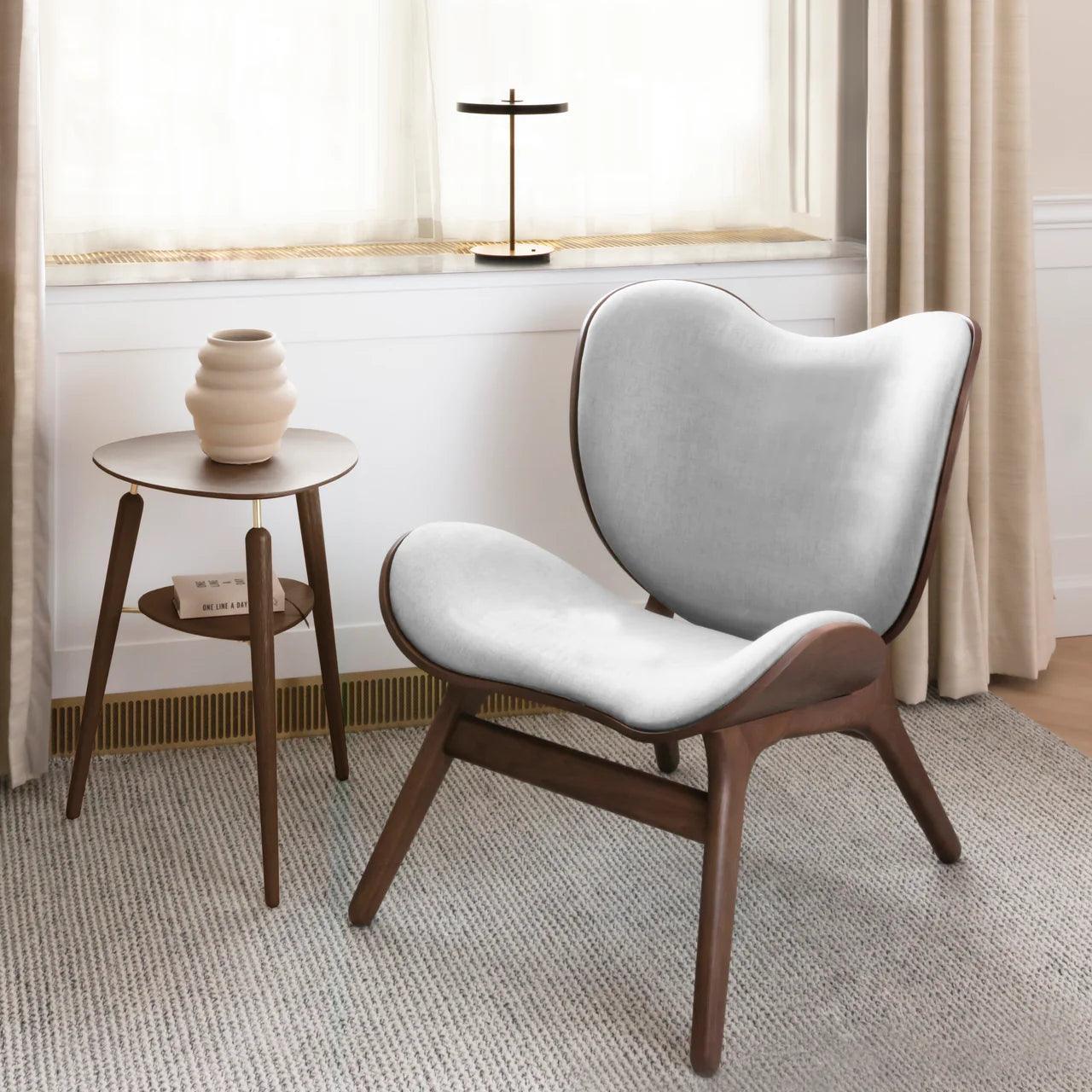 Fotel CONVERSATION PIECE żółty z ciemno dębową podstawą UMAGE Eye on Design