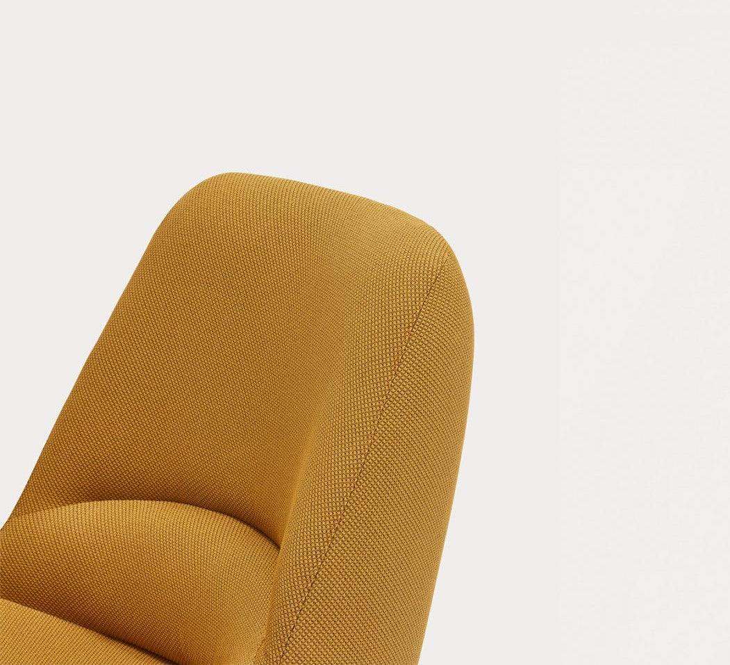 Fotel DINS musztardowy z drewnianą podstawą Teulat Eye on Design