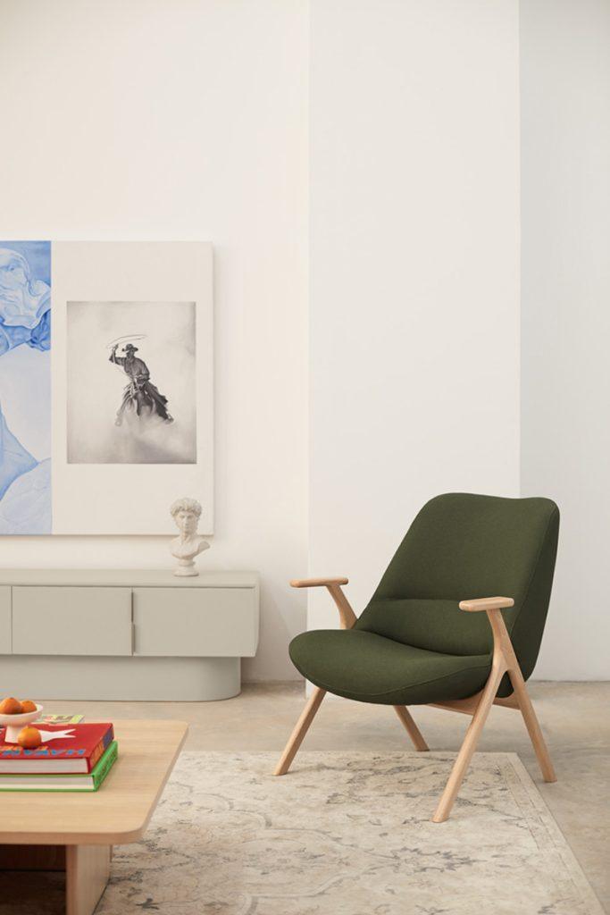 Fotel DINS musztardowy z drewnianą podstawą Teulat Eye on Design