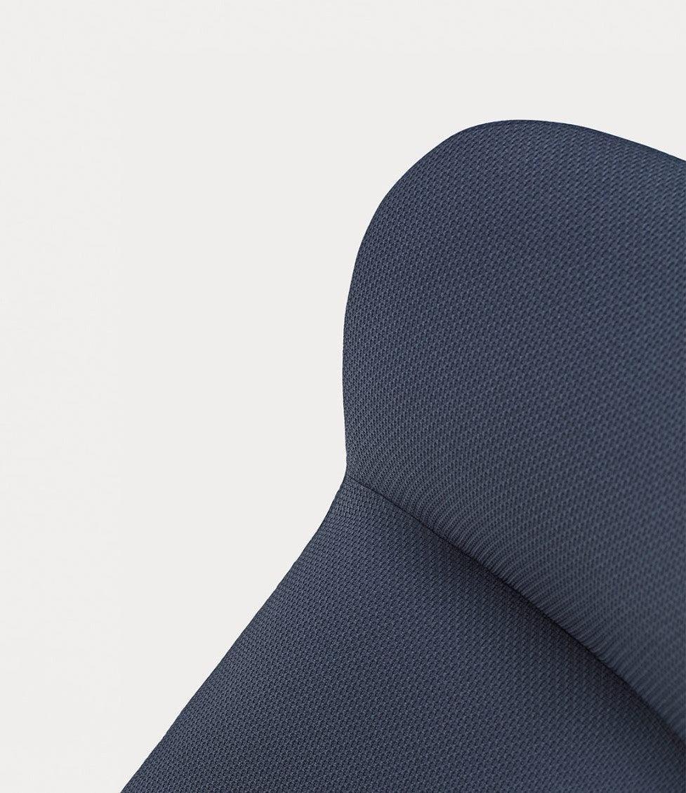 Fotel DINS wysoki ciemnoniebieski z drewnianą podstawą Teulat Eye on Design