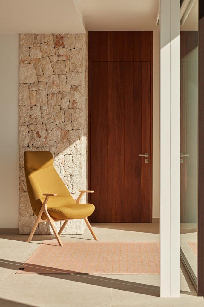 Fotel DINS wysoki ciemnozielony z drewnianą podstawą Teulat Eye on Design