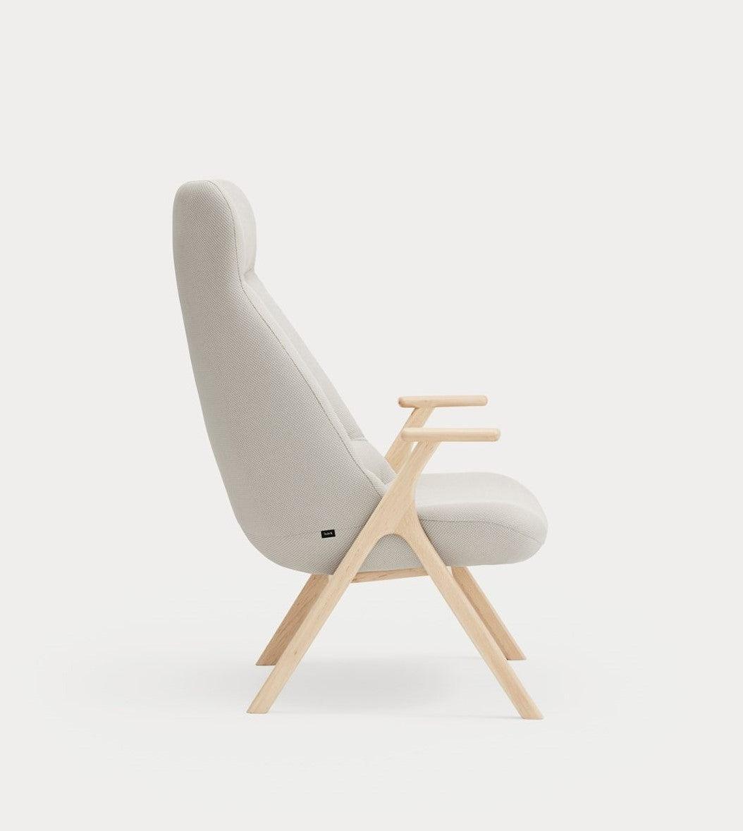 Fotel DINS wysoki kremowy z drewnianą podstawą Teulat Eye on Design