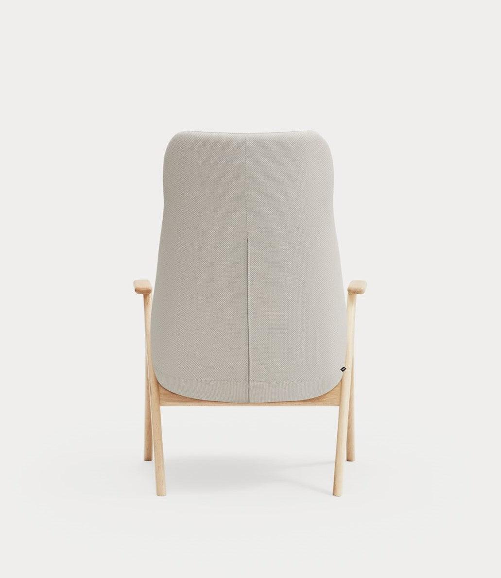 Fotel DINS wysoki kremowy z drewnianą podstawą Teulat Eye on Design