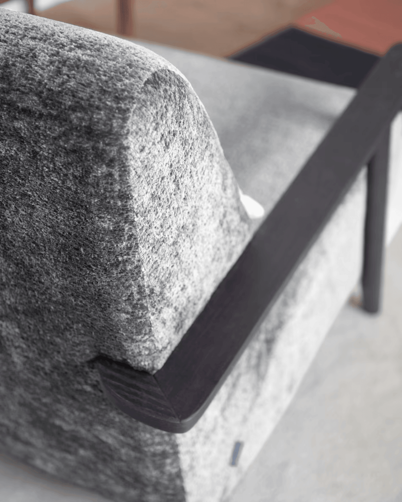 Fotel MEGHAN szary szenil z wenge podstawą La Forma Eye on Design