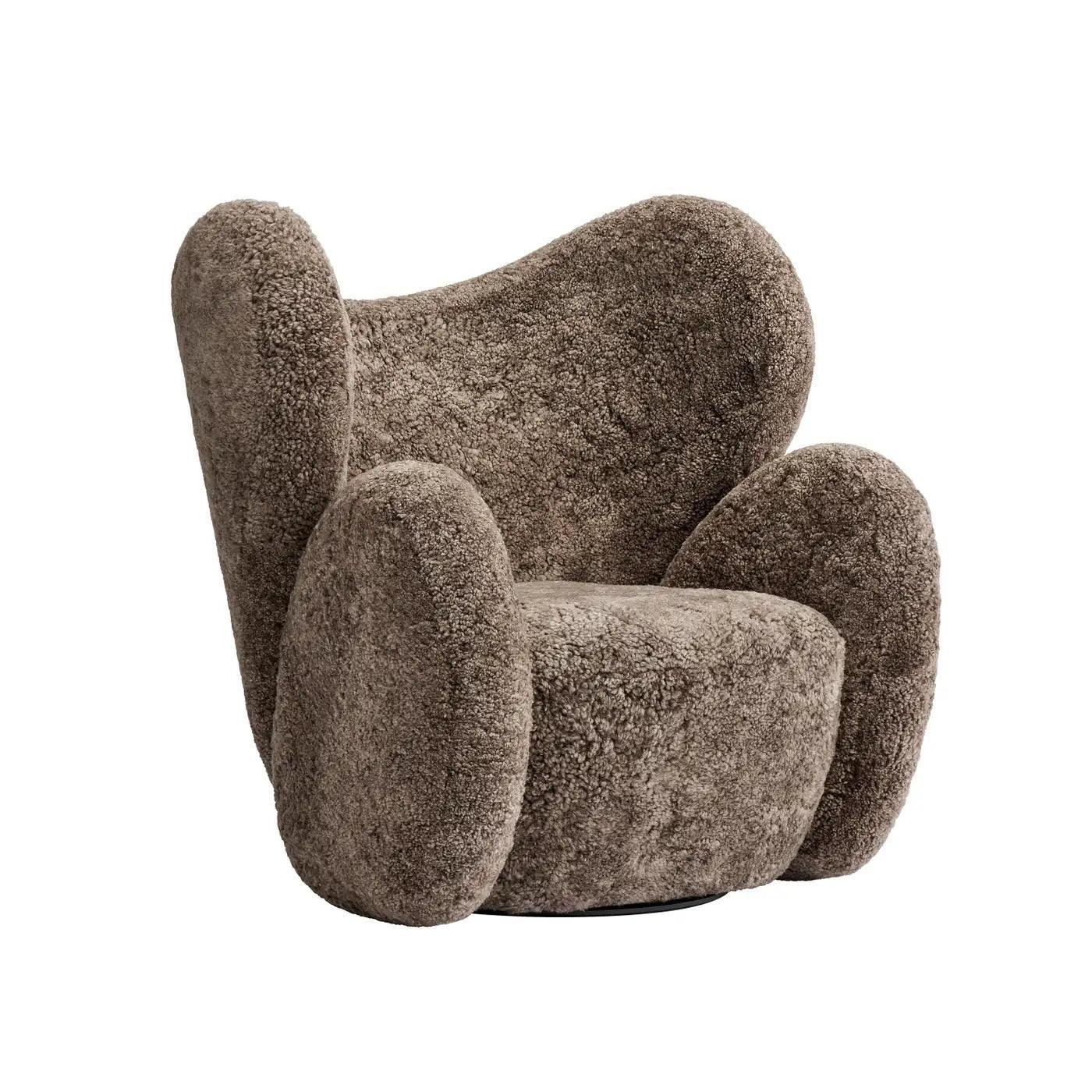 Fotel obrotowy futrzany BIG BIG brązowy NORR11 Eye on Design