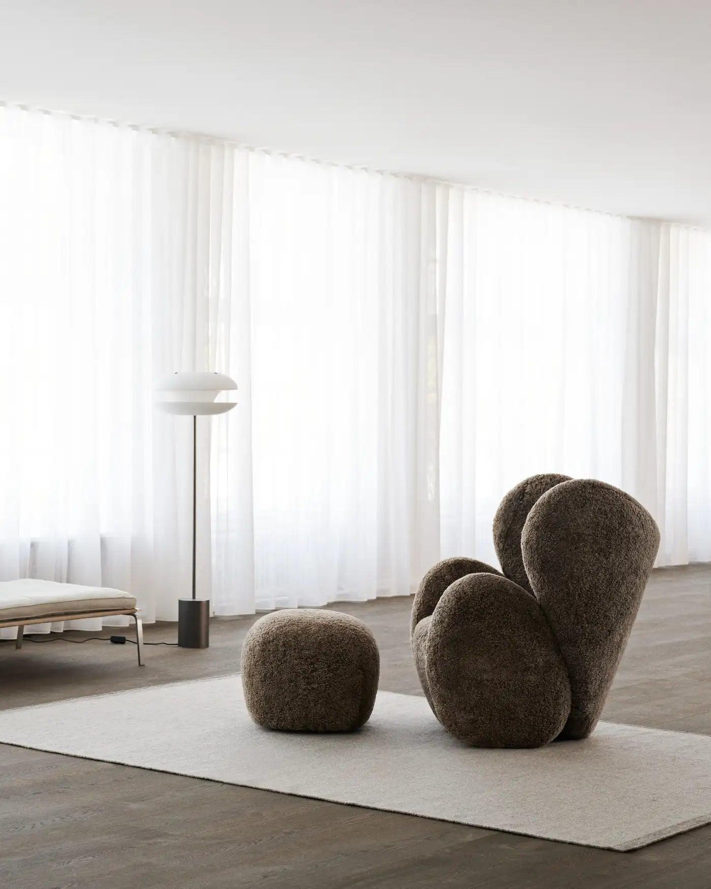 Fotel obrotowy futrzany BIG BIG brązowy NORR11 Eye on Design