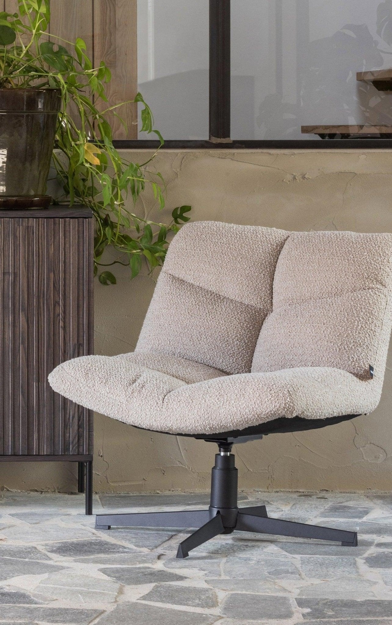 Fotel obrotowy VINNY boucle piaskowy Woood Exclusive Eye on Design