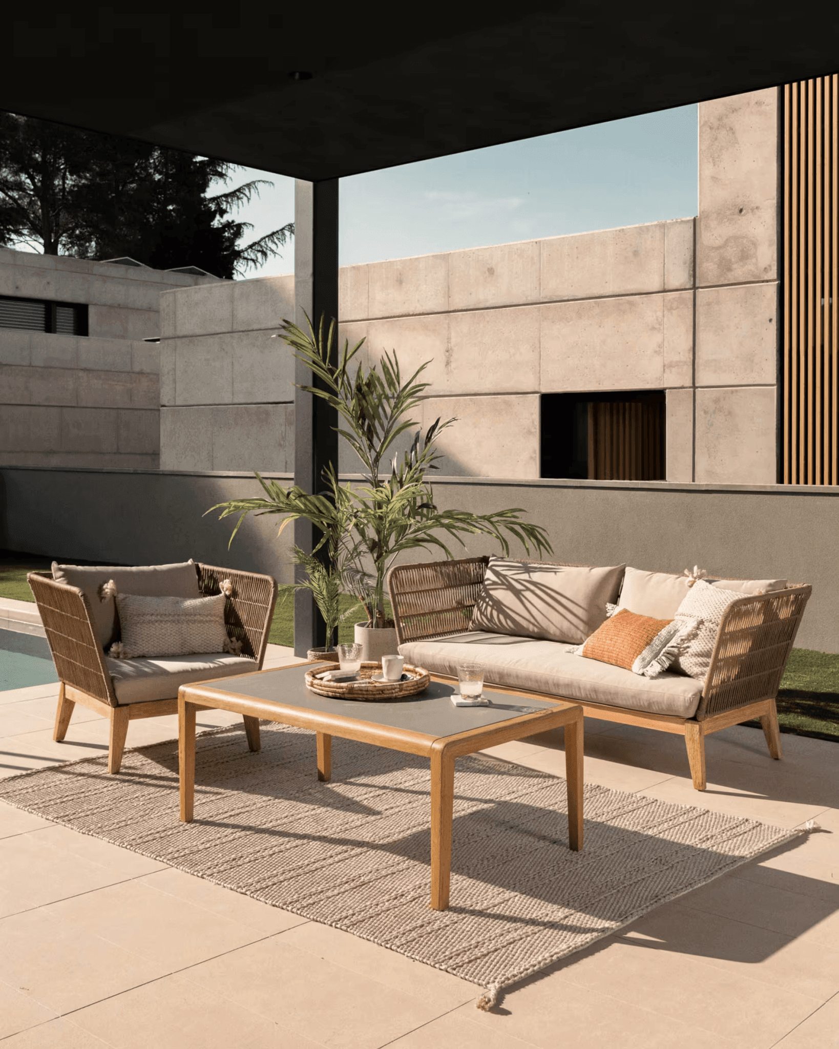 Fotel ogrodowy BELLENY lite drewno akacjowe La Forma Eye on Design