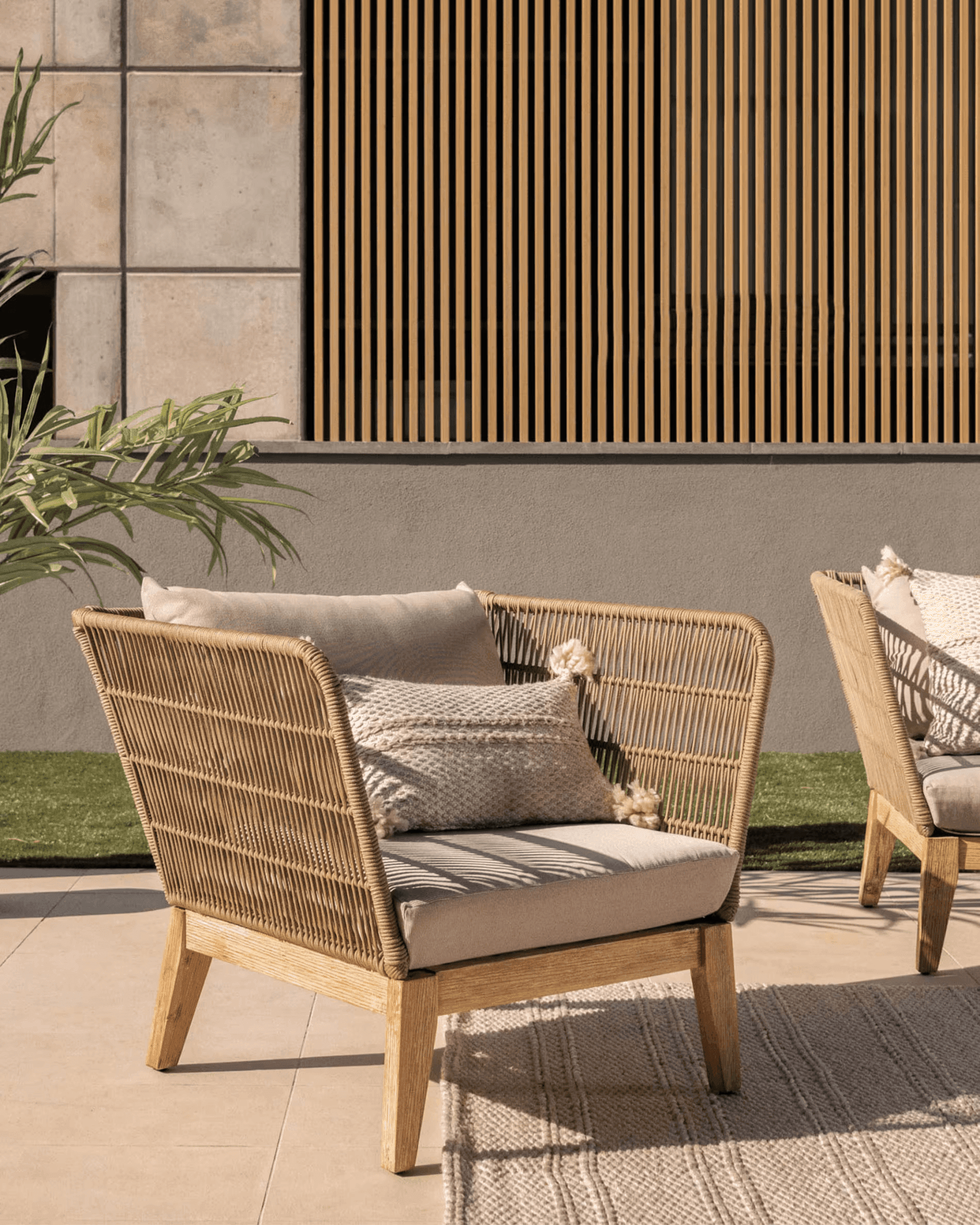 Fotel ogrodowy BELLENY lite drewno akacjowe La Forma Eye on Design