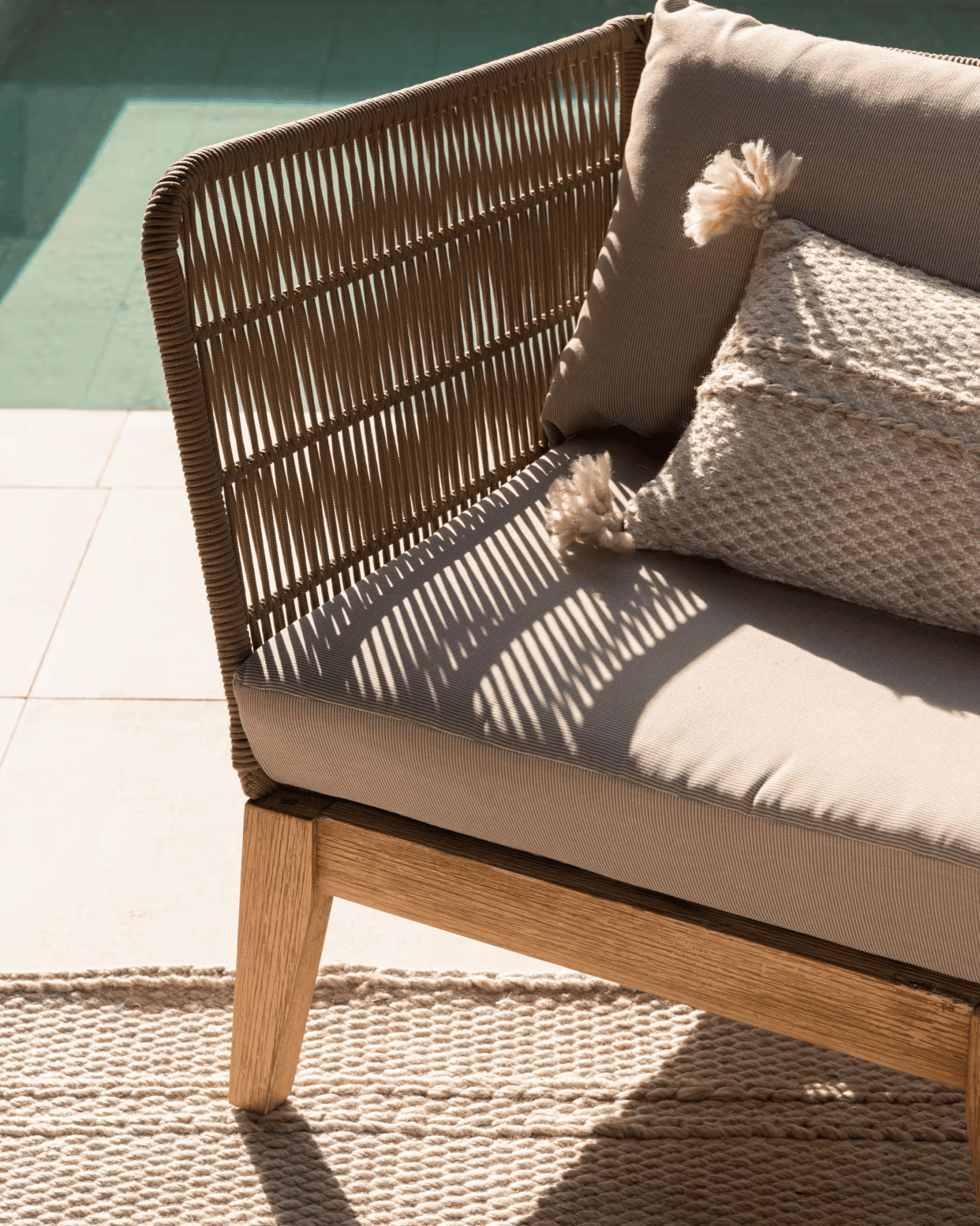 Fotel ogrodowy BELLENY lite drewno akacjowe La Forma Eye on Design