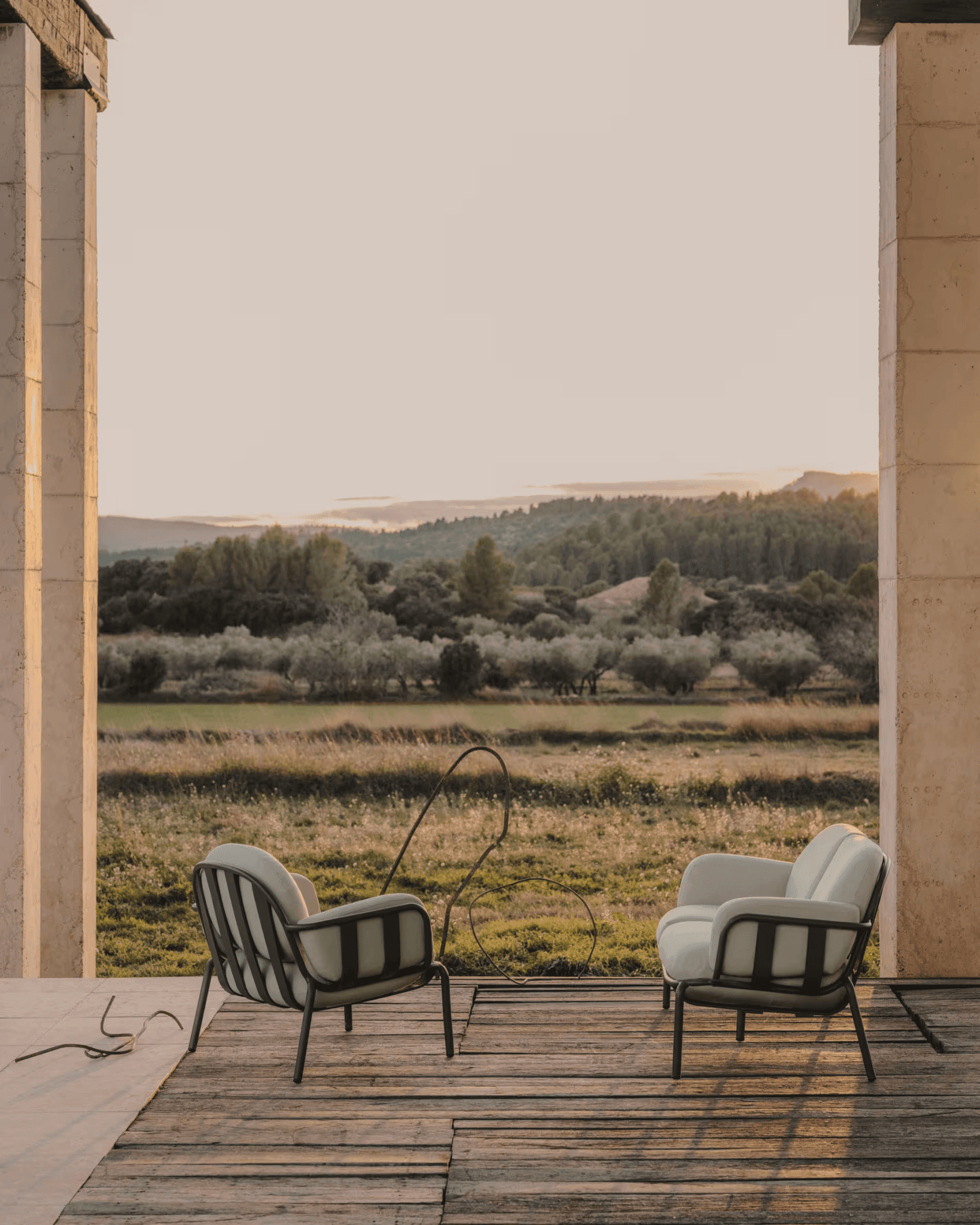 Fotel ogrodowy JONCOLS szary z oliwkową podstawą La Forma Eye on Design