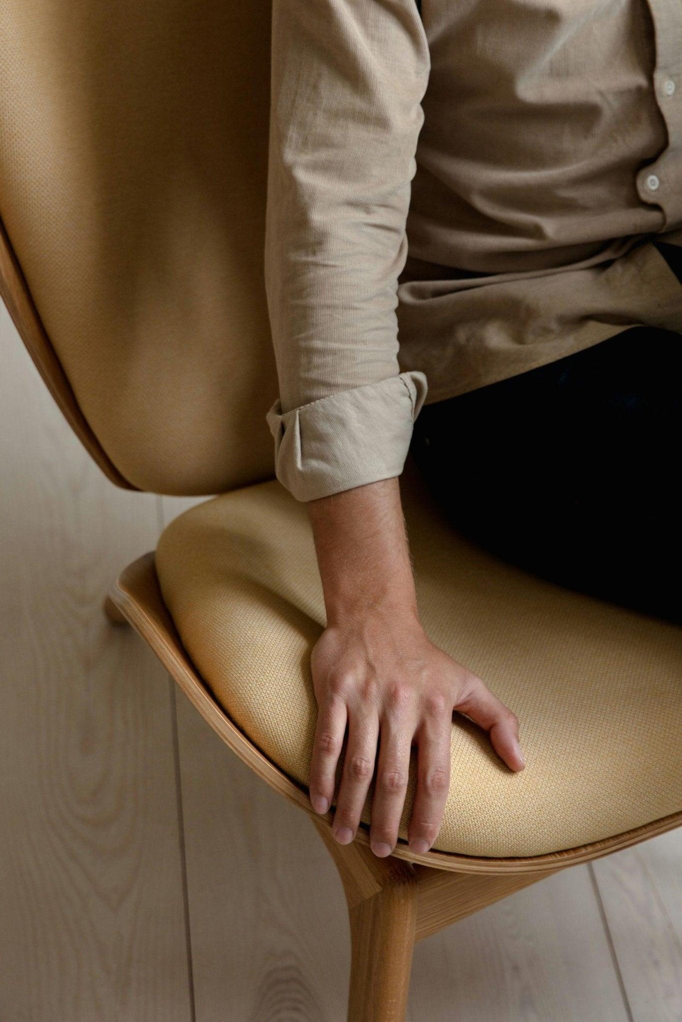 Fotel READER żółty z czarną podstawą UMAGE Eye on Design
