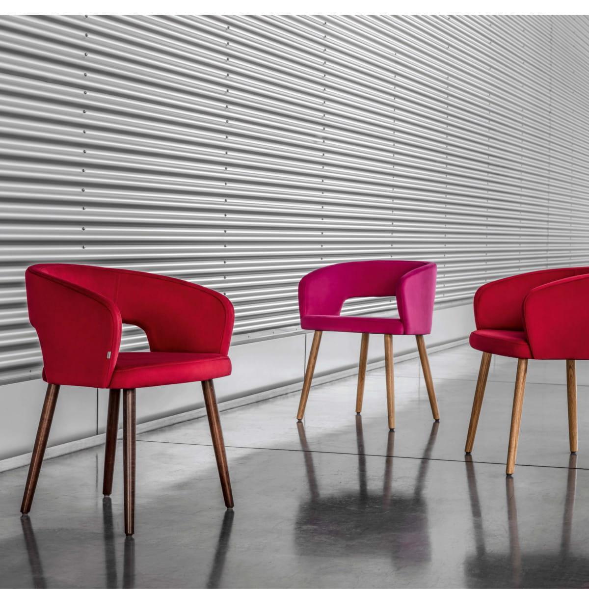 Fotel tapicerowany CUBE B-1523 drewno bukowe Fameg Eye on Design