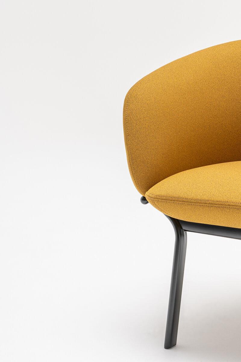 Fotel tapicerowany GRACE z metalową podstawą MDD Eye on Design