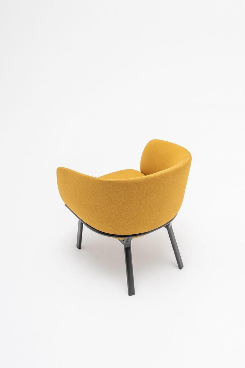 Fotel tapicerowany GRACE z metalową podstawą MDD Eye on Design