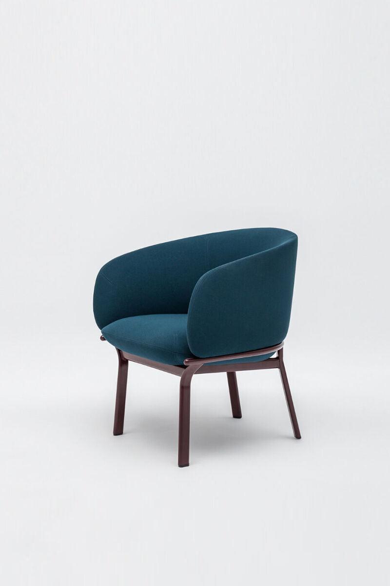 Fotel tapicerowany GRACE z metalową podstawą MDD Eye on Design