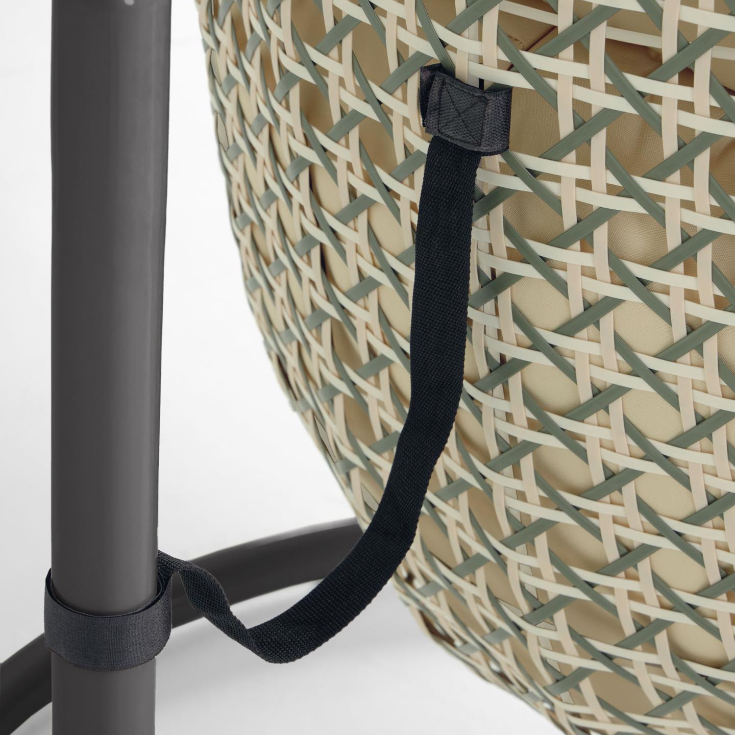 Fotel wiszący CIRA zielony rattan z ciemnoszarą podstawą La Forma Eye on Design