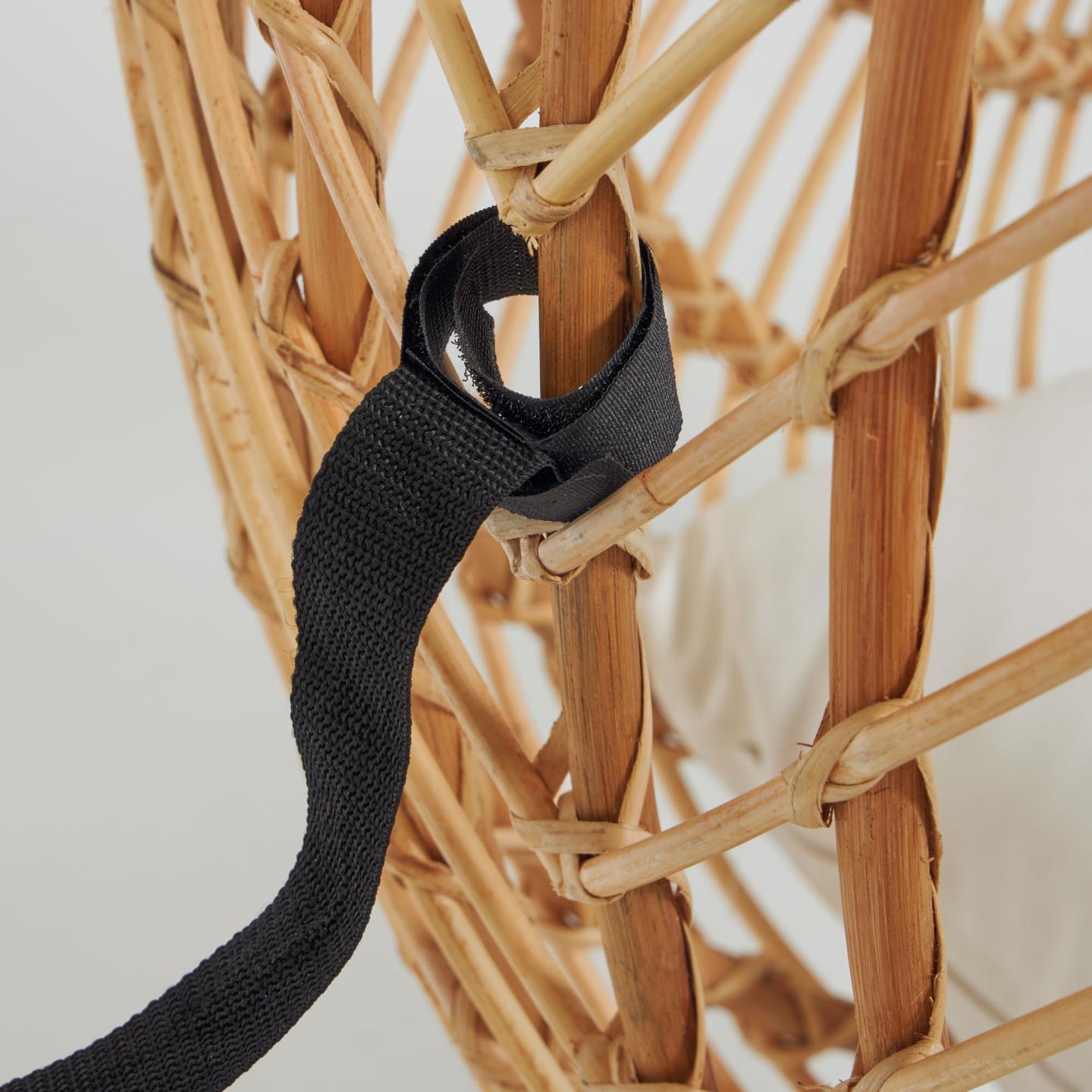 Fotel wiszący EKZTERINA rattanowy z czarną podstawą La Forma Eye on Design