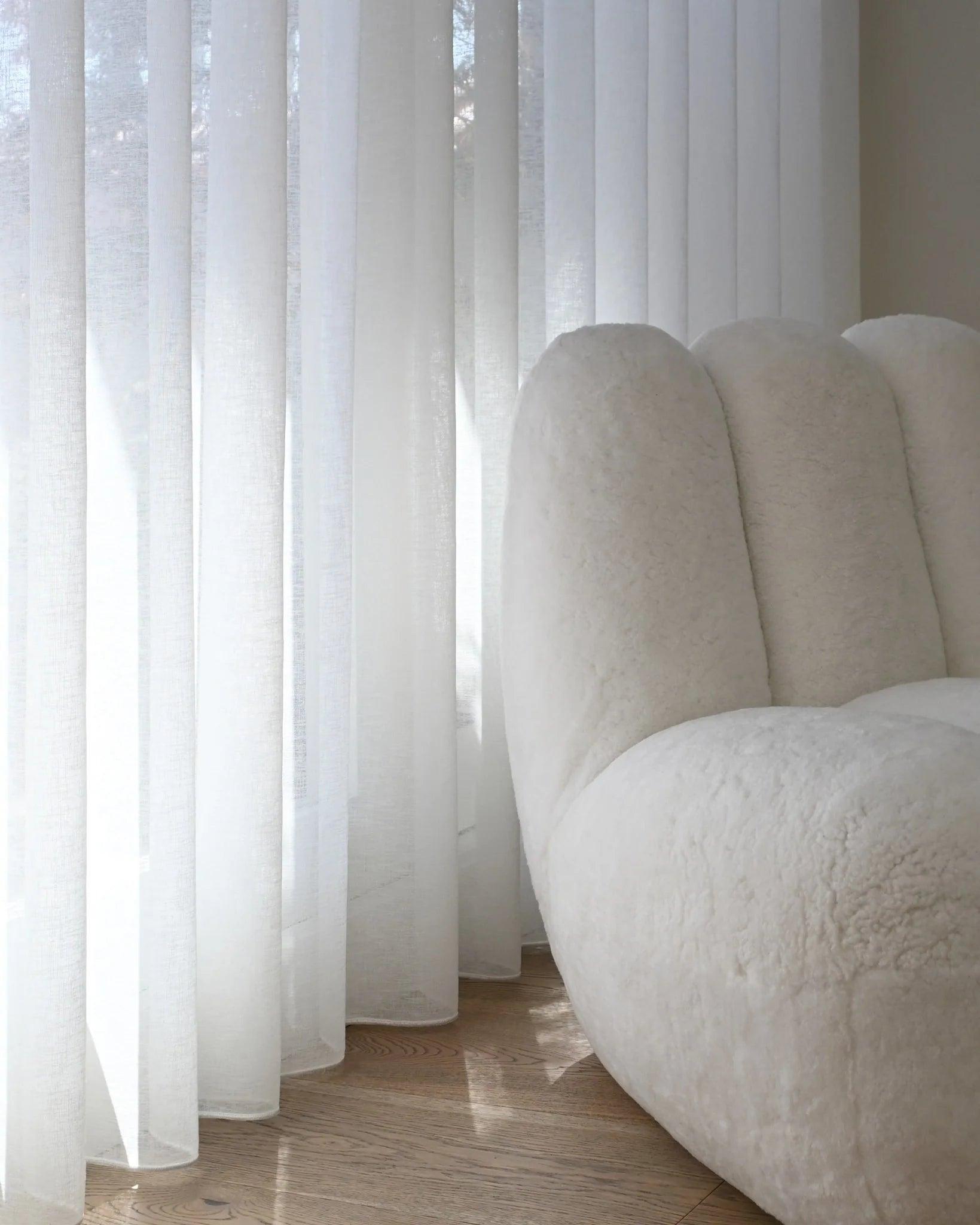 Fotel z owczej skóry TOE biały 101 Copenhagen Eye on Design