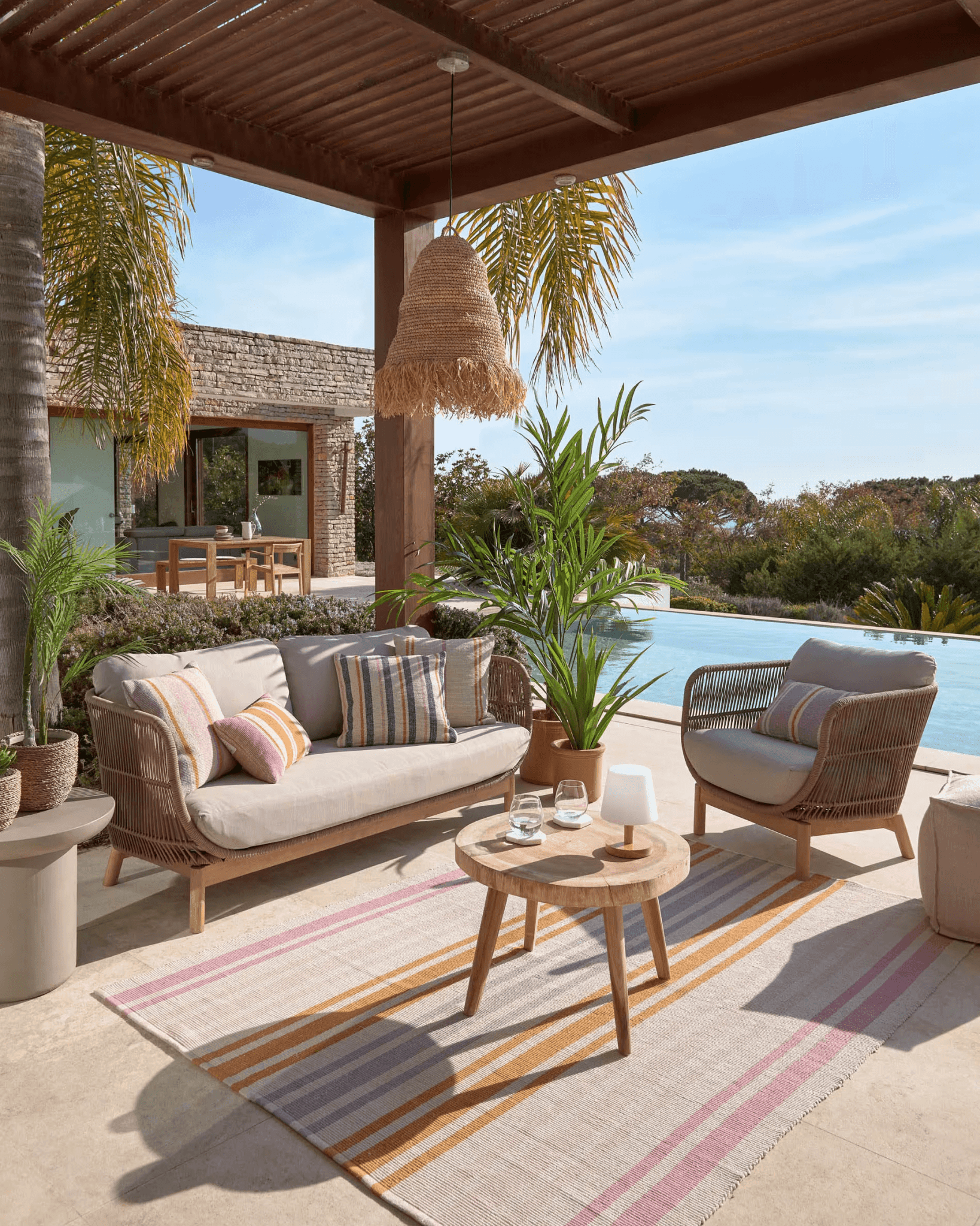 Fotel zewnętrzny CATALINA beżowy z wykończeniem z litego drewna La Forma Eye on Design