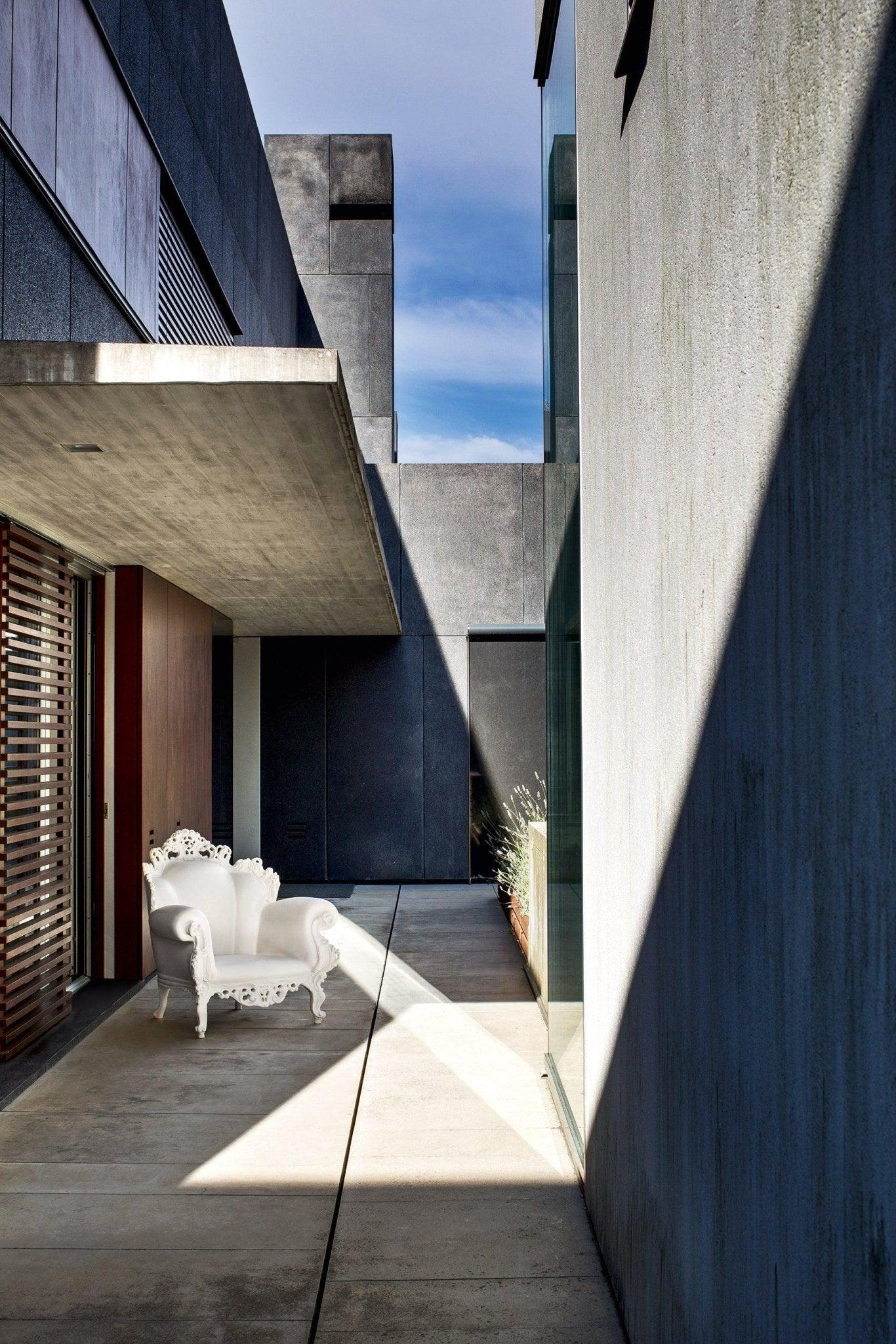 Fotel zewnętrzny PROUST niebieski Magis Eye on Design