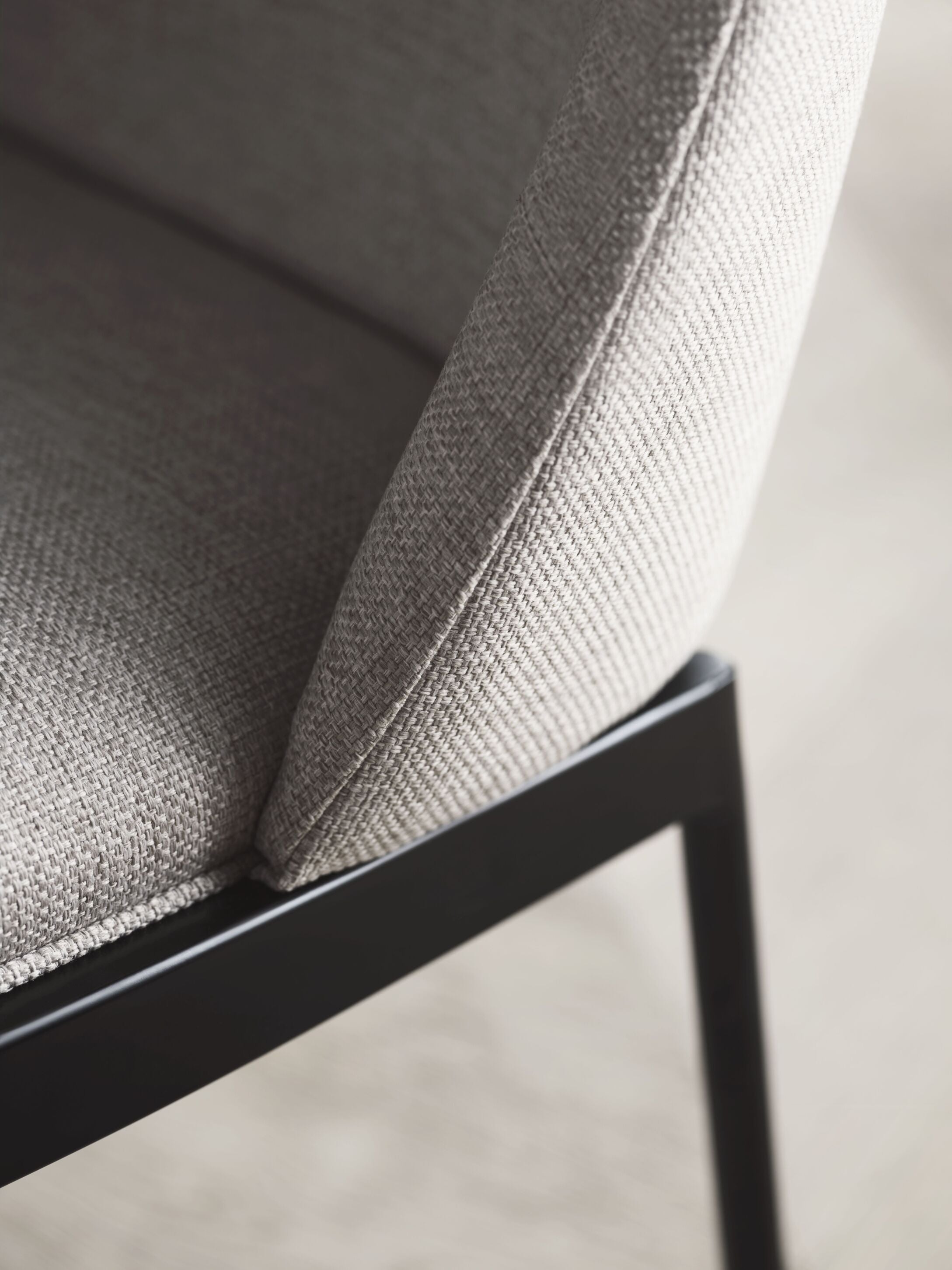 2,5-Personen-Sofa gepolsterte Frank Black Stahlbasis